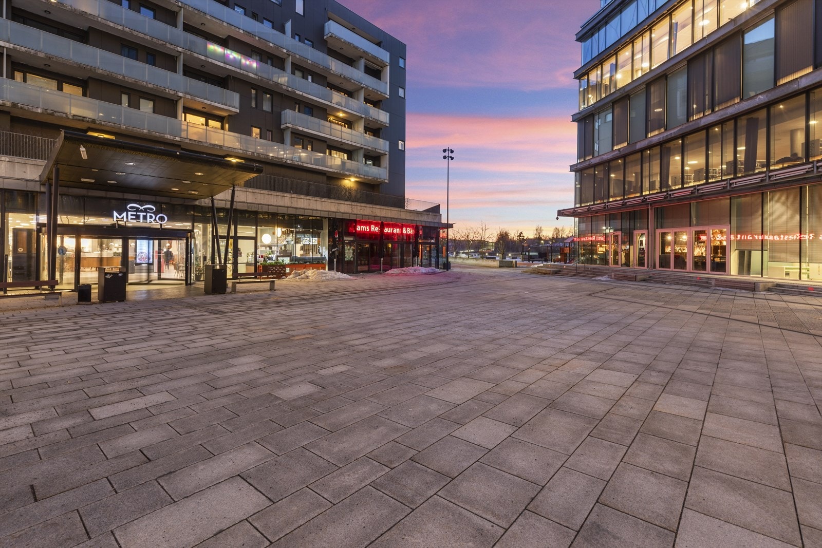 Du har også Metro senter i kort gange fra boligen. Det er ca. 750 meter å gå fra leiligheten til Metro. Ved siden av Metro finner du også Lørenskog Hus med kino, bibliotek m.m. Galleribilde