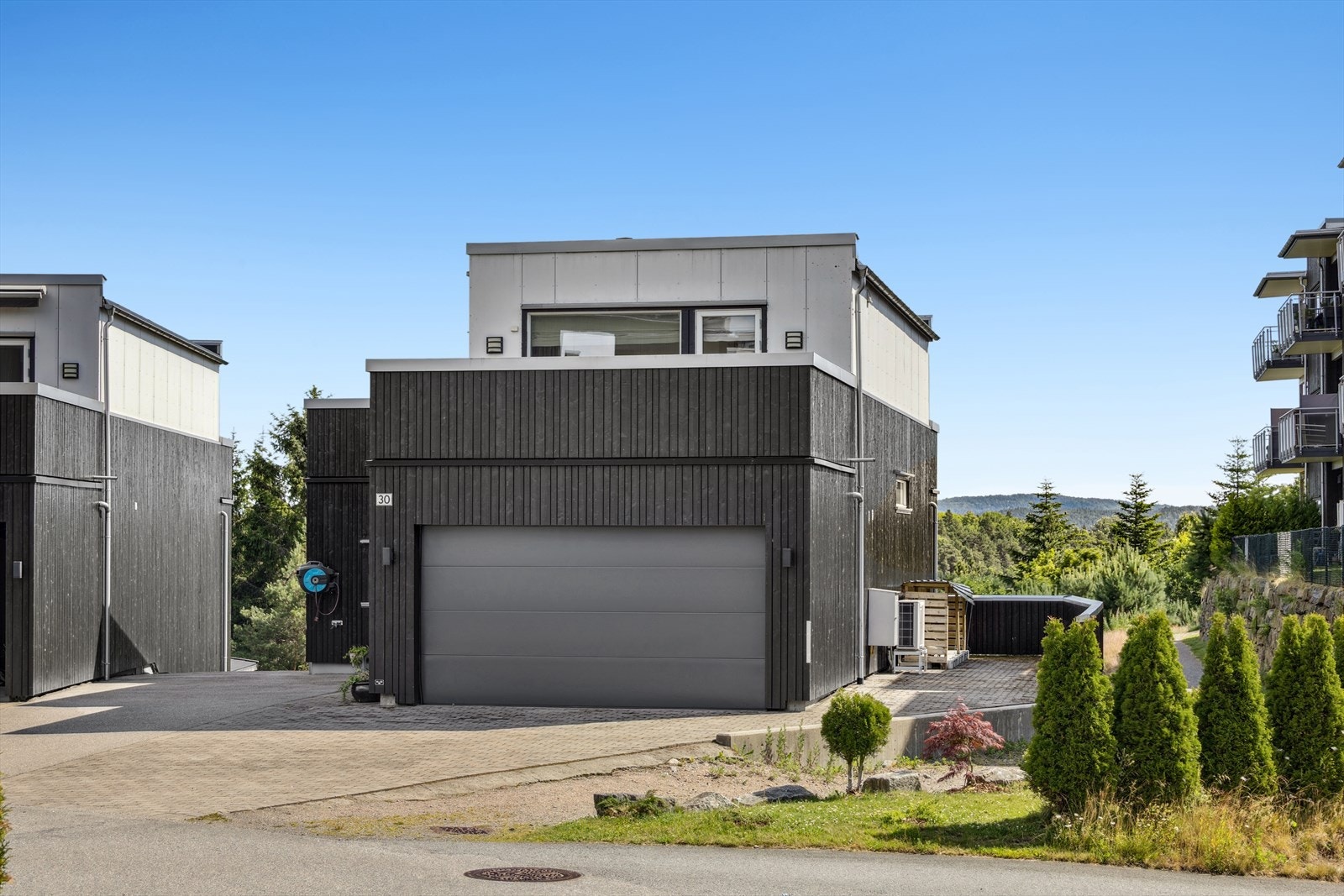 Det er adkomst til eiendommen fra offentlig vei og gode parkeringsforhold på egen tomt med både garasje og brosteinsbelagt innkjørsel. Galleribilde