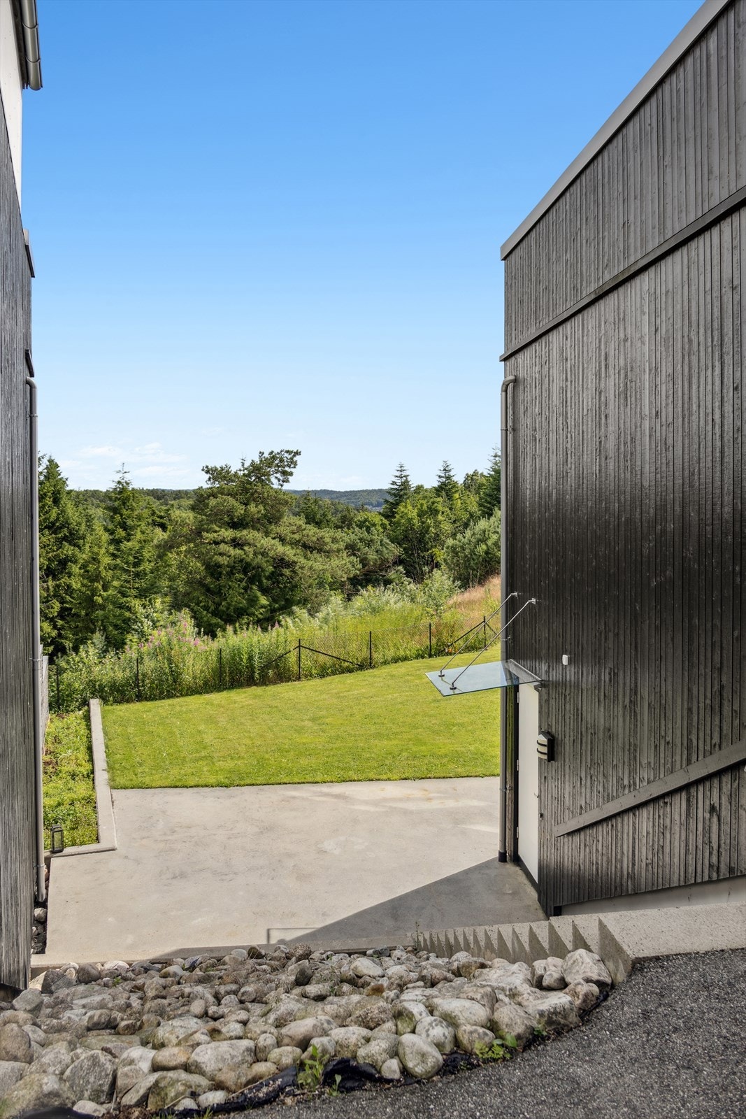 Fra inngangspartiet er det trapp ned til hybel og et fantastisk hageområde. Galleribilde