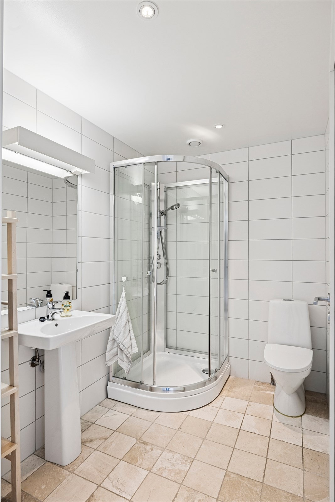 Det andre badet i etasjen er utført med samme lyse fliser på gulv og vegger. Galleribilde