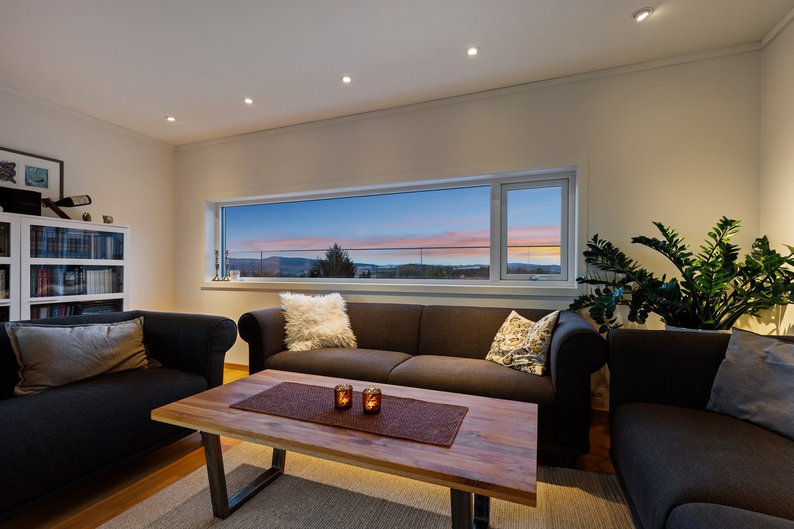 En får fint plass til stor sofagruppe - Perfekt både til hverdags og når du får gjester på besøk. Galleribilde