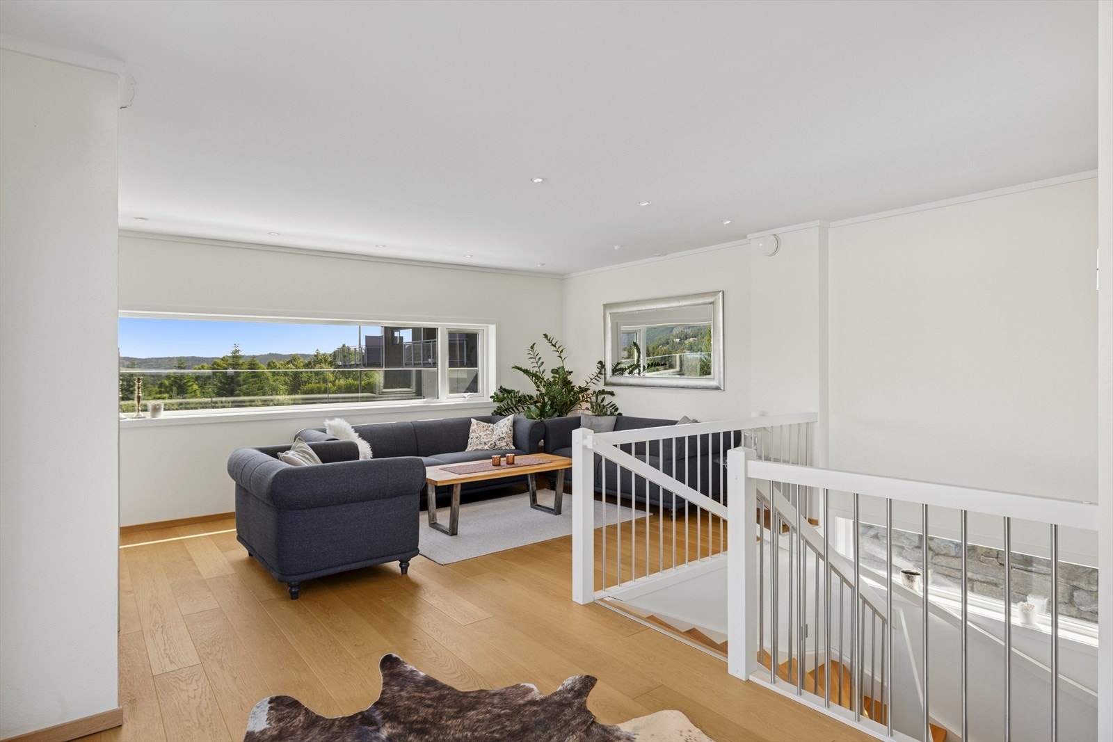 Beveger du deg opp i 2. etasje finner du hovedstuen og kjøkkenet! Galleribilde