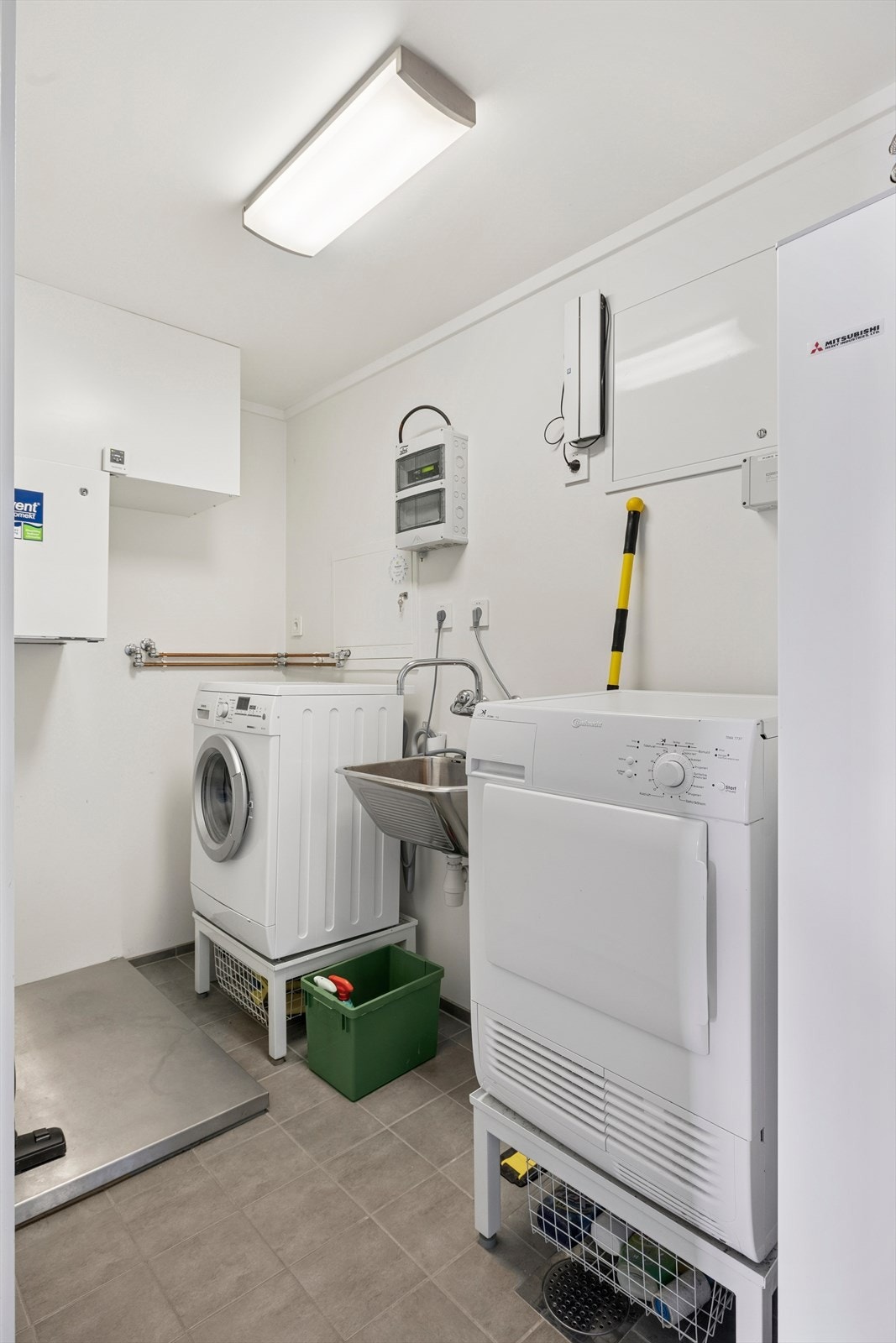 Her finner du også innvendig bod og praktisk vaskerom med utslagsvask, opplegg for vaskemaskin, tørketrommel, varmekjel og motor for balansert ventilasjon Galleribilde