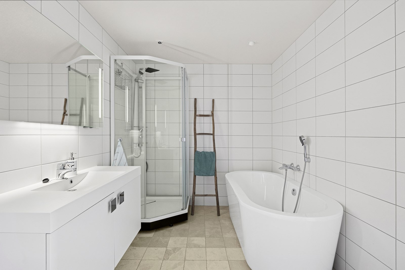 Her finner du toalett, badekar, dusjkabinett og baderomsinnredning. Galleribilde