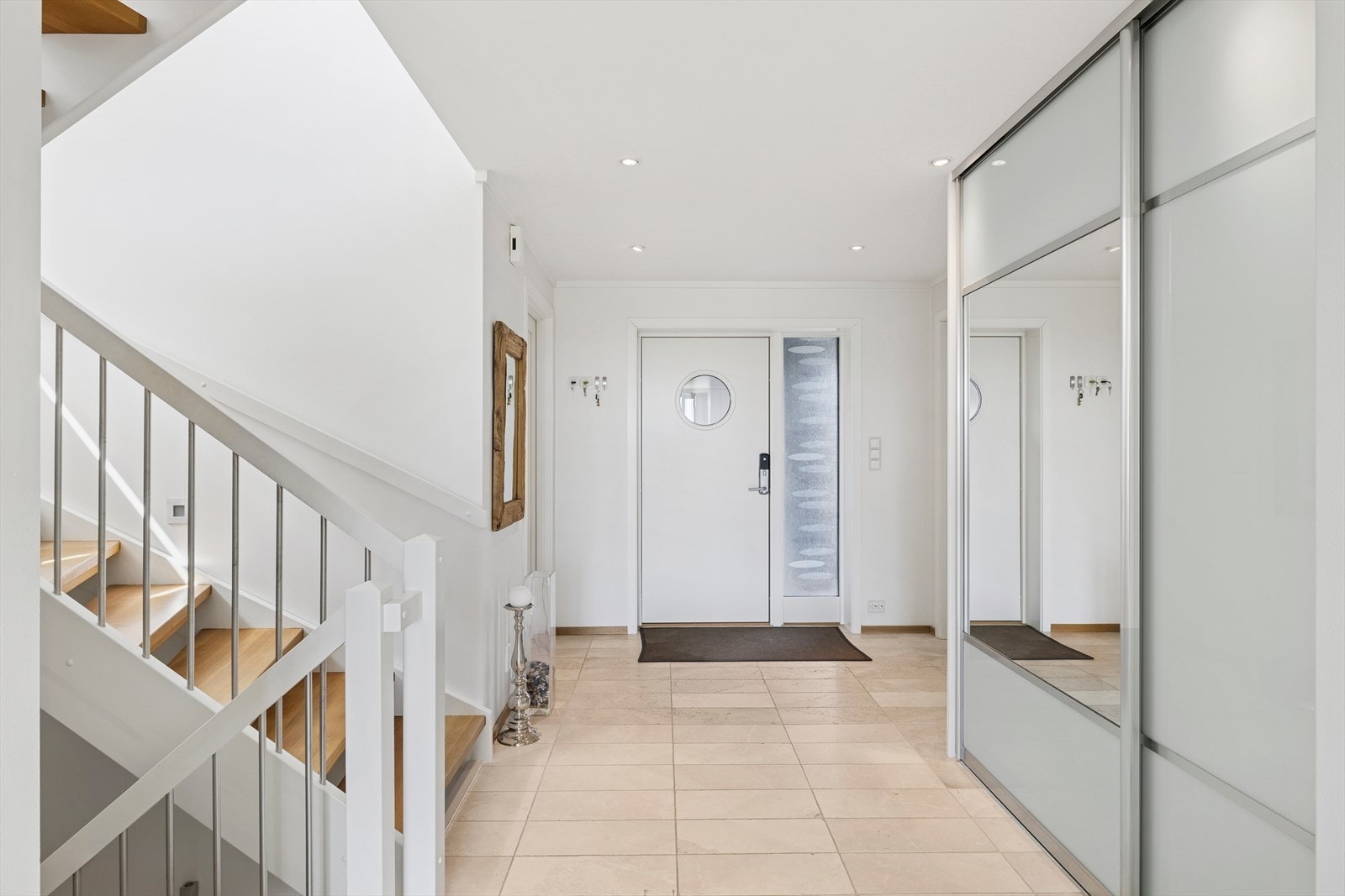 Du ønskes velkommen inn i en flislagt entrè utstyrt med en romslig skyvedørsgarderobe. Galleribilde