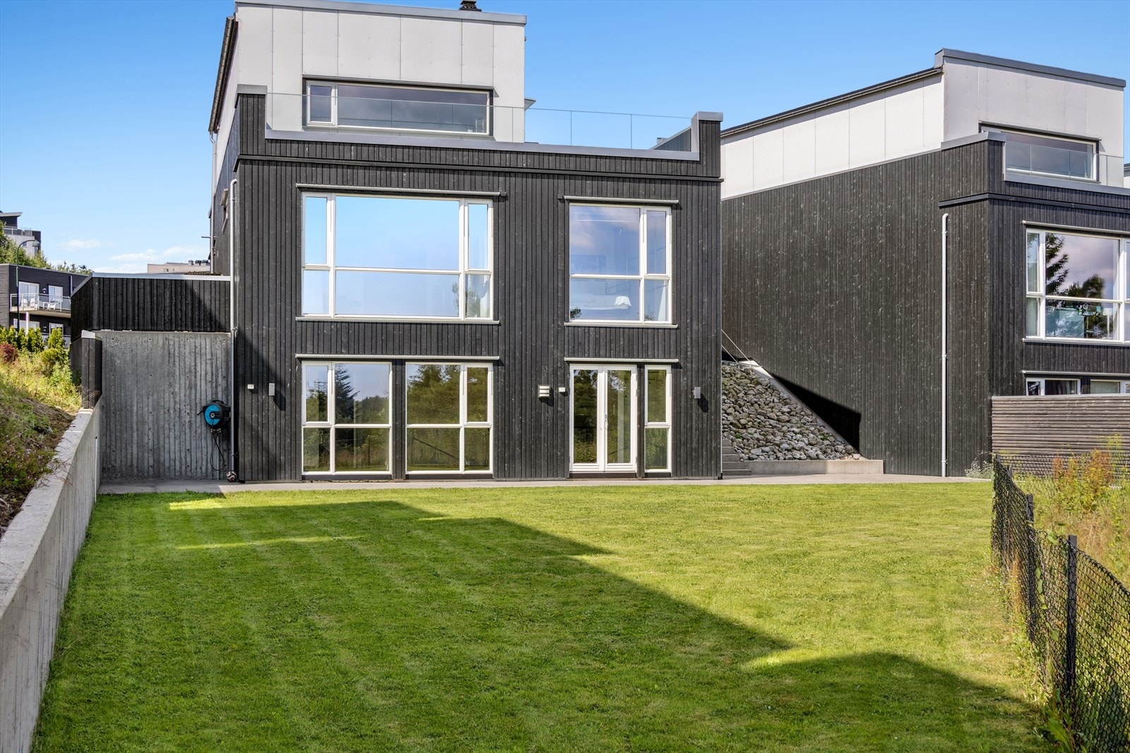 En moderne enebolig fra 2012 med høy standard og stor opparbeidet tomt. Galleribilde