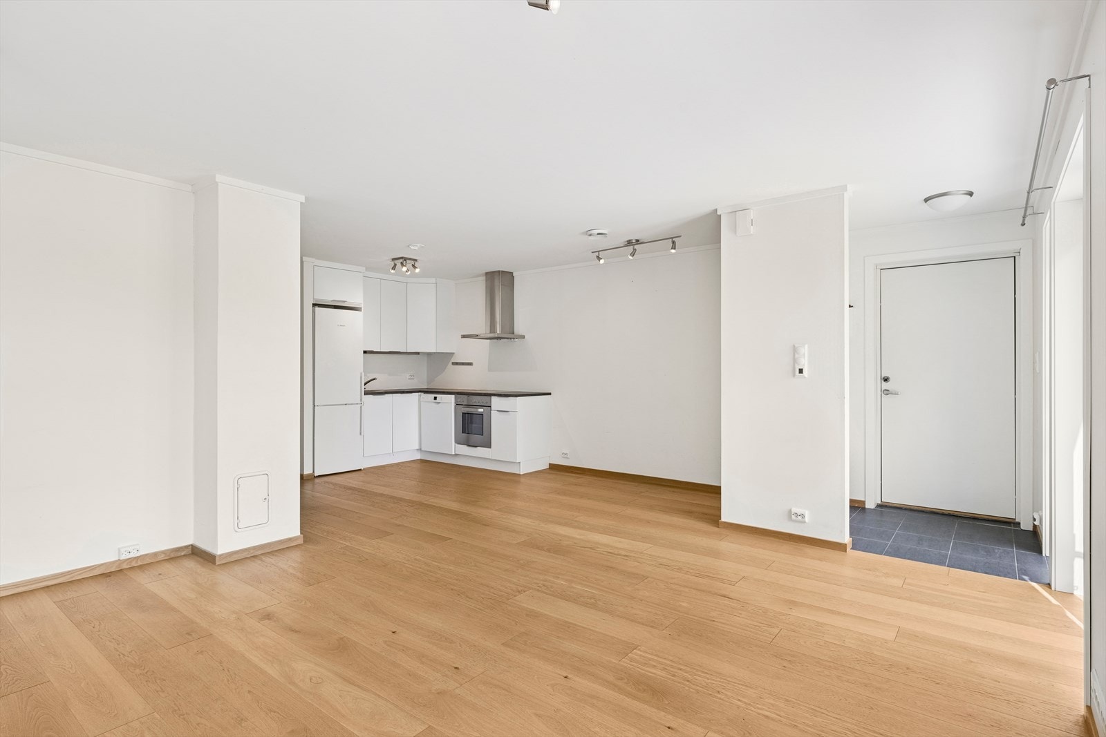 Hybelen består av stue/kjøkken og bad - Det gjøres oppmerksom på at det kan åpnes opp i underetasjen om man ønsker soverom til hybelen. Galleribilde