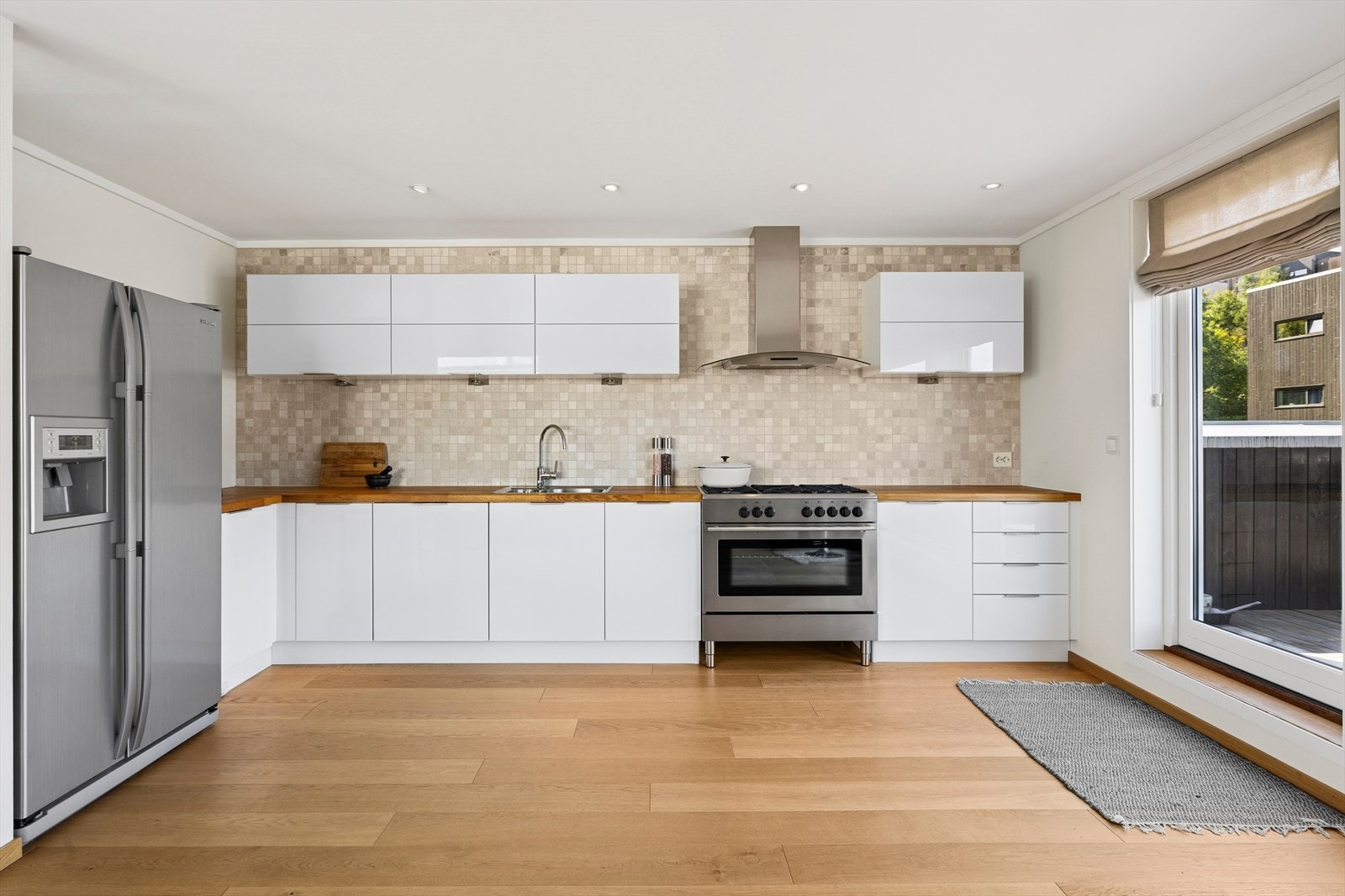 Det er godt utbygget med både skap- og benkeplass - Overskapene gir ekstra lagringsplass og belysningen under gir gode arbeidsforhold på benken Galleribilde