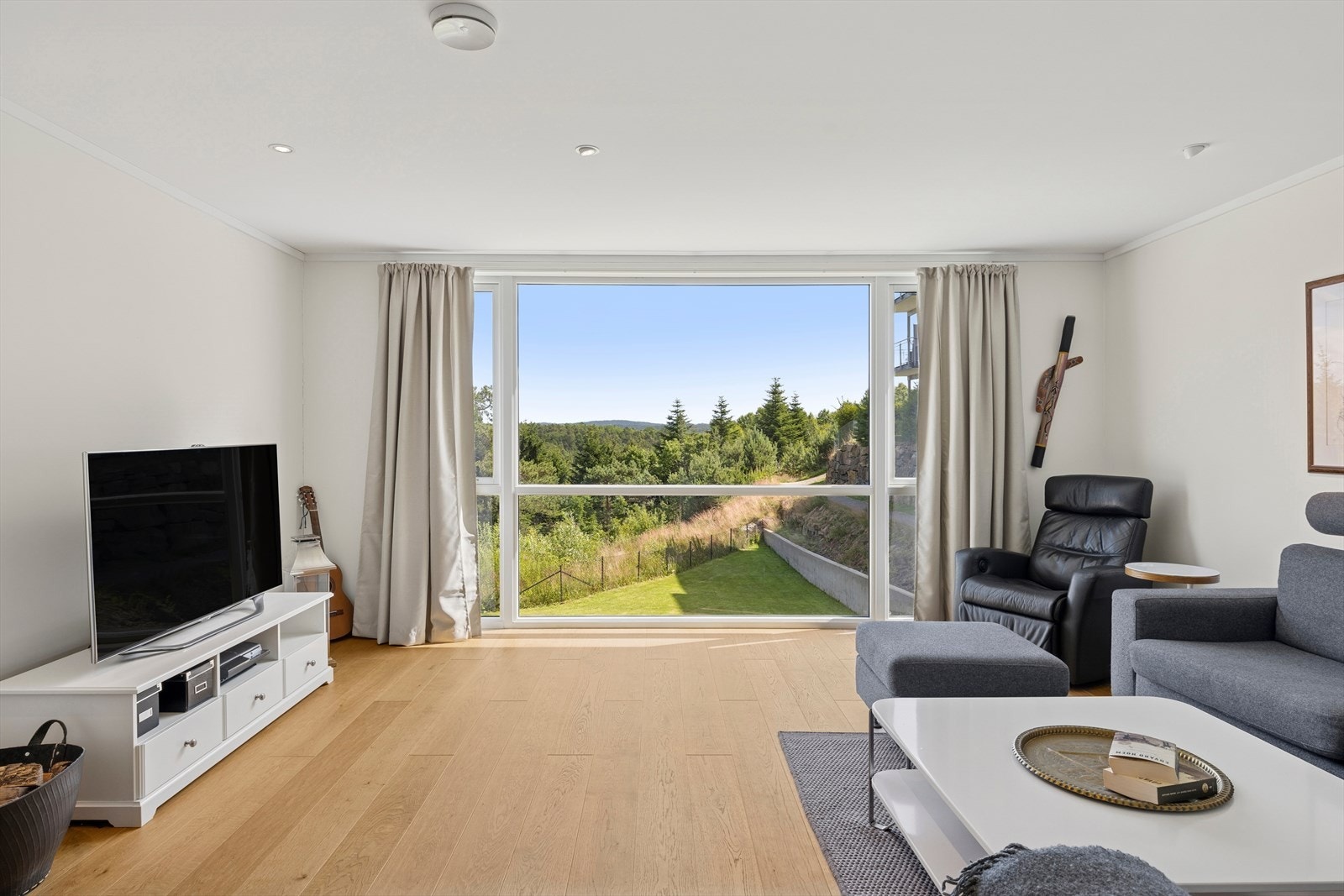 I TV-stuen er det god plass til stor hjørnesofa med tilhørende salongbord og flott utsikt. Galleribilde