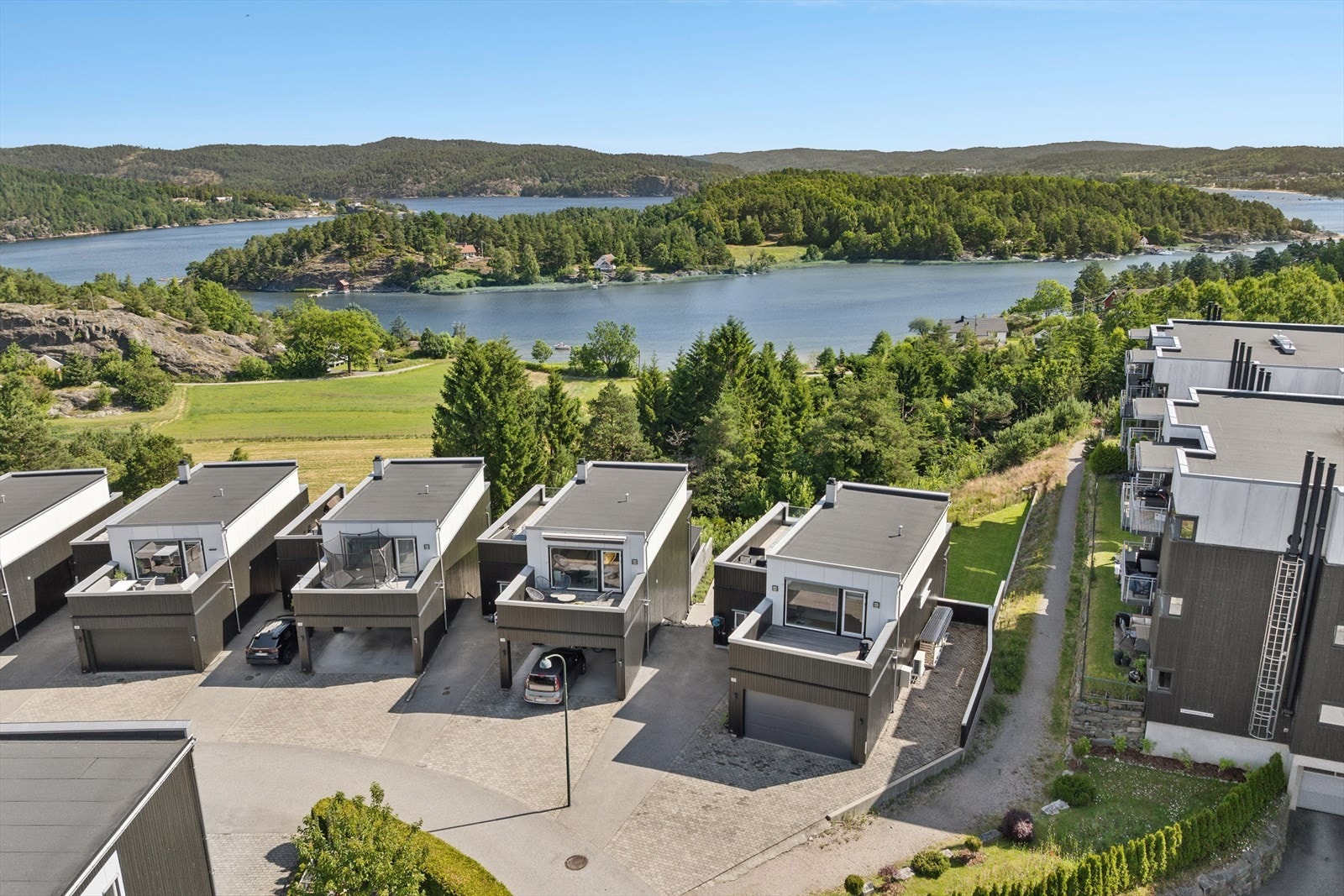 Boligen har en ettertraktet og barnevennlig beliggenhet på Justneshalvøya med nærhet til bl.a. barnehager, skoler, dagligvarebutikk, busstopp og flotte turområder. Galleribilde