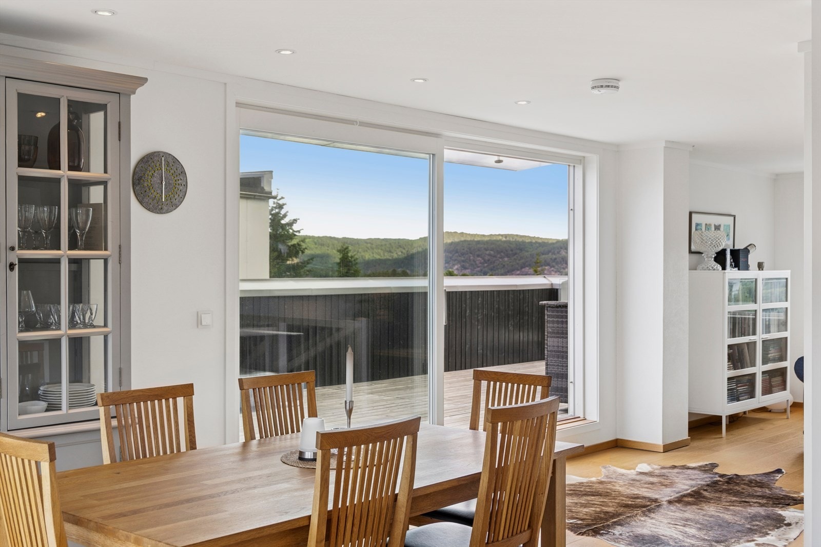 Mellom hovedstuen og spisestuen er det stor skyvedør i glass ut til den største balkongen. Galleribilde