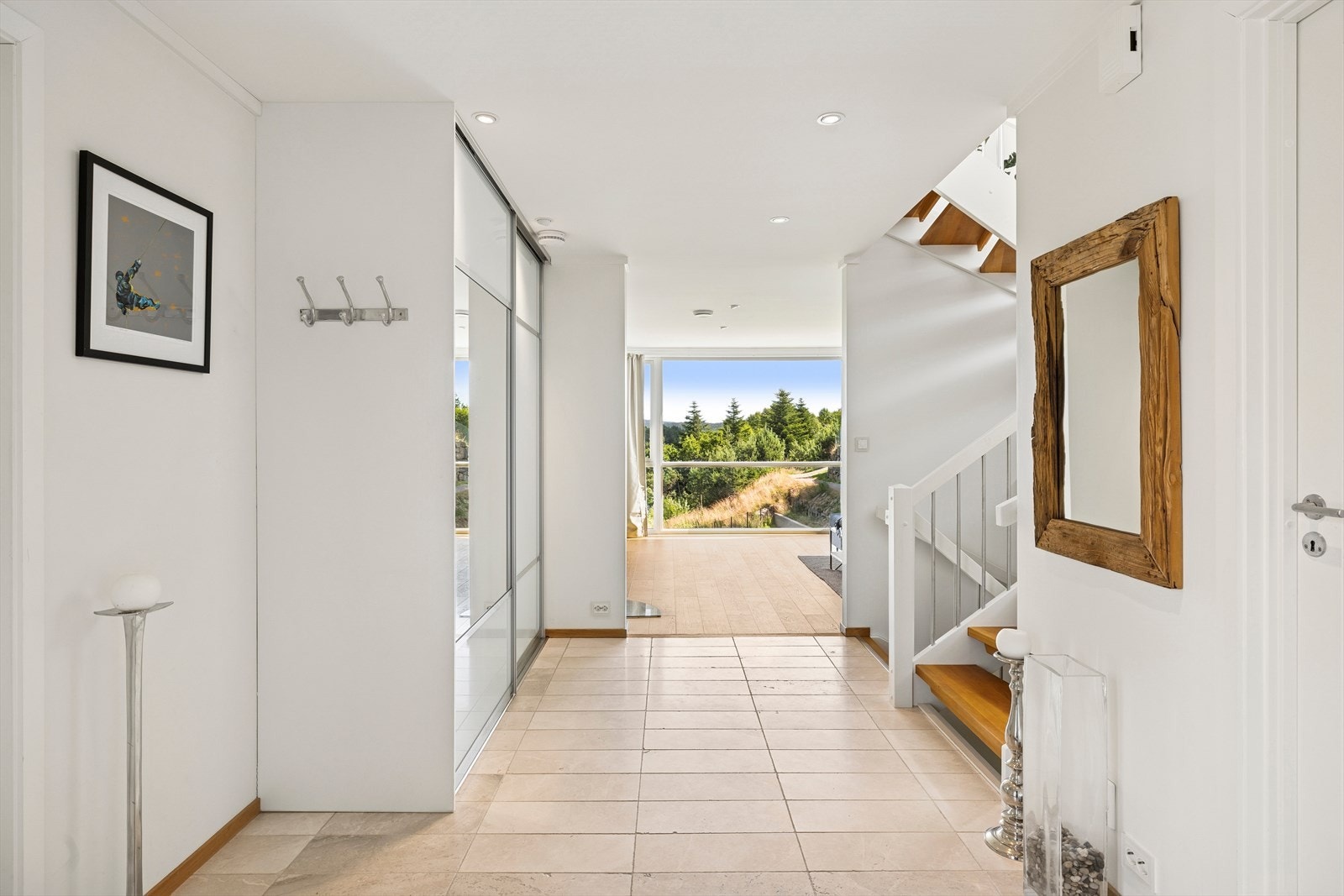 Herfra har du adkomst til alle rommene i 1. etasje, samt trapp både opp og ned. Galleribilde