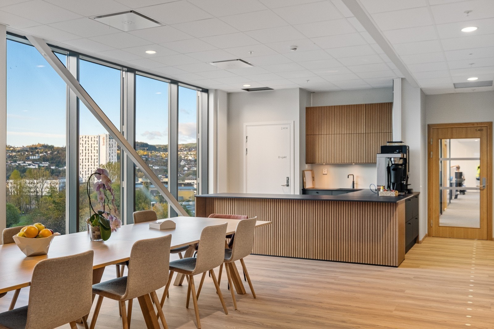 Lyst og nordisk snitt på farge og materialvalg. Her kan vi selvfølgelig finne en løsning som passer til deg og din bedrift. Galleribilde