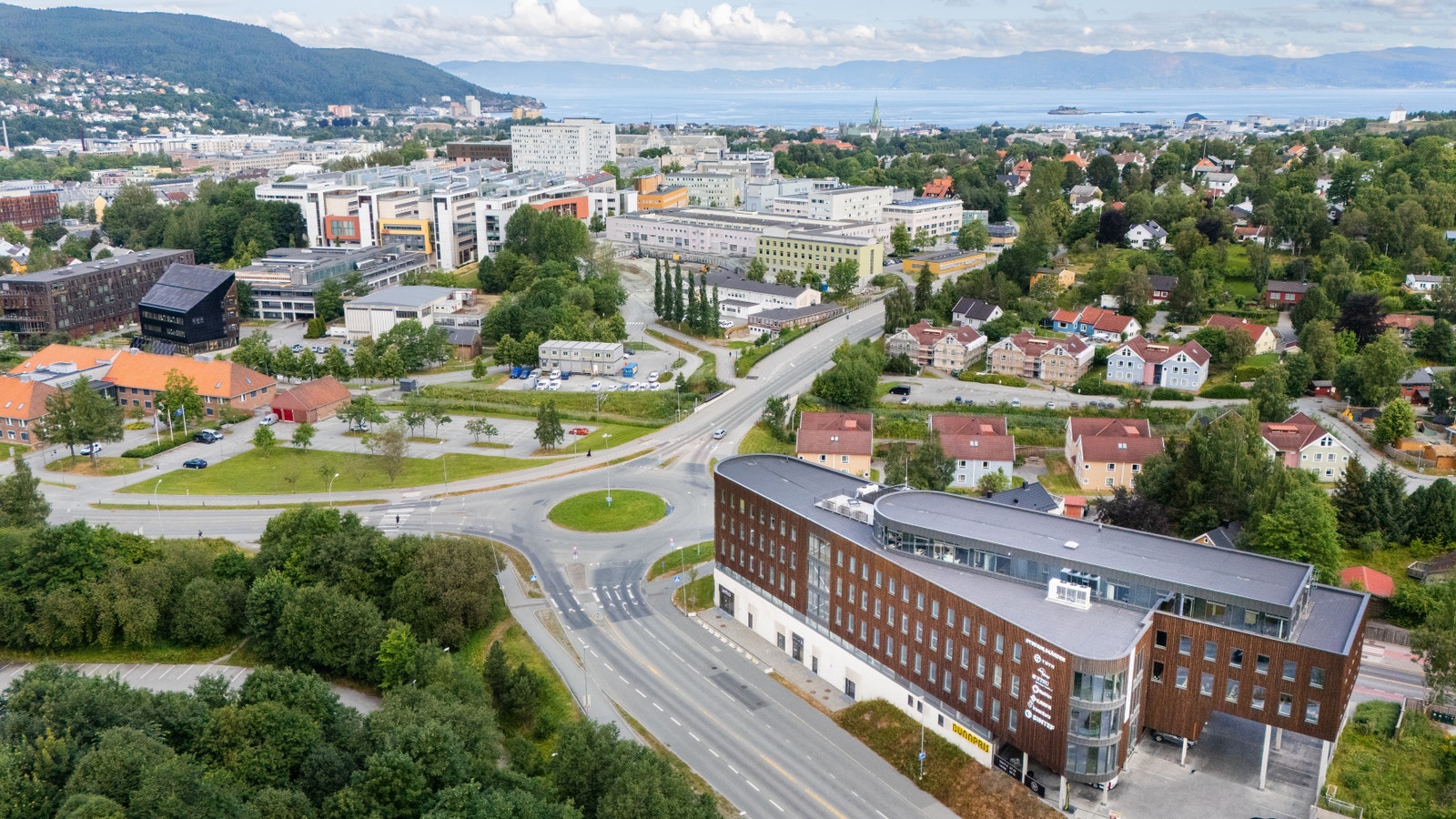 Eiendommen ligger fint plassert, med kort avstand til blant annet NTNU og Lerkendal. Meget god dekning for buss som passerer inn og ut av byen, rett utenfor kontordøren. Galleribilde