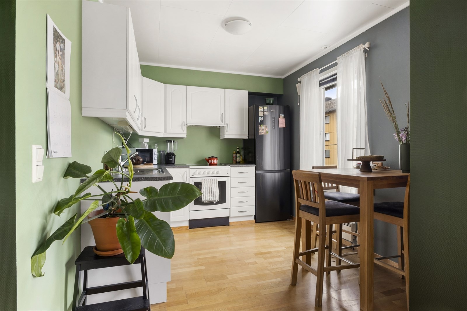 Stue og kjøkken er i åpen løsning, med plass for både sofagruppe og kjøkkenbord. Galleribilde