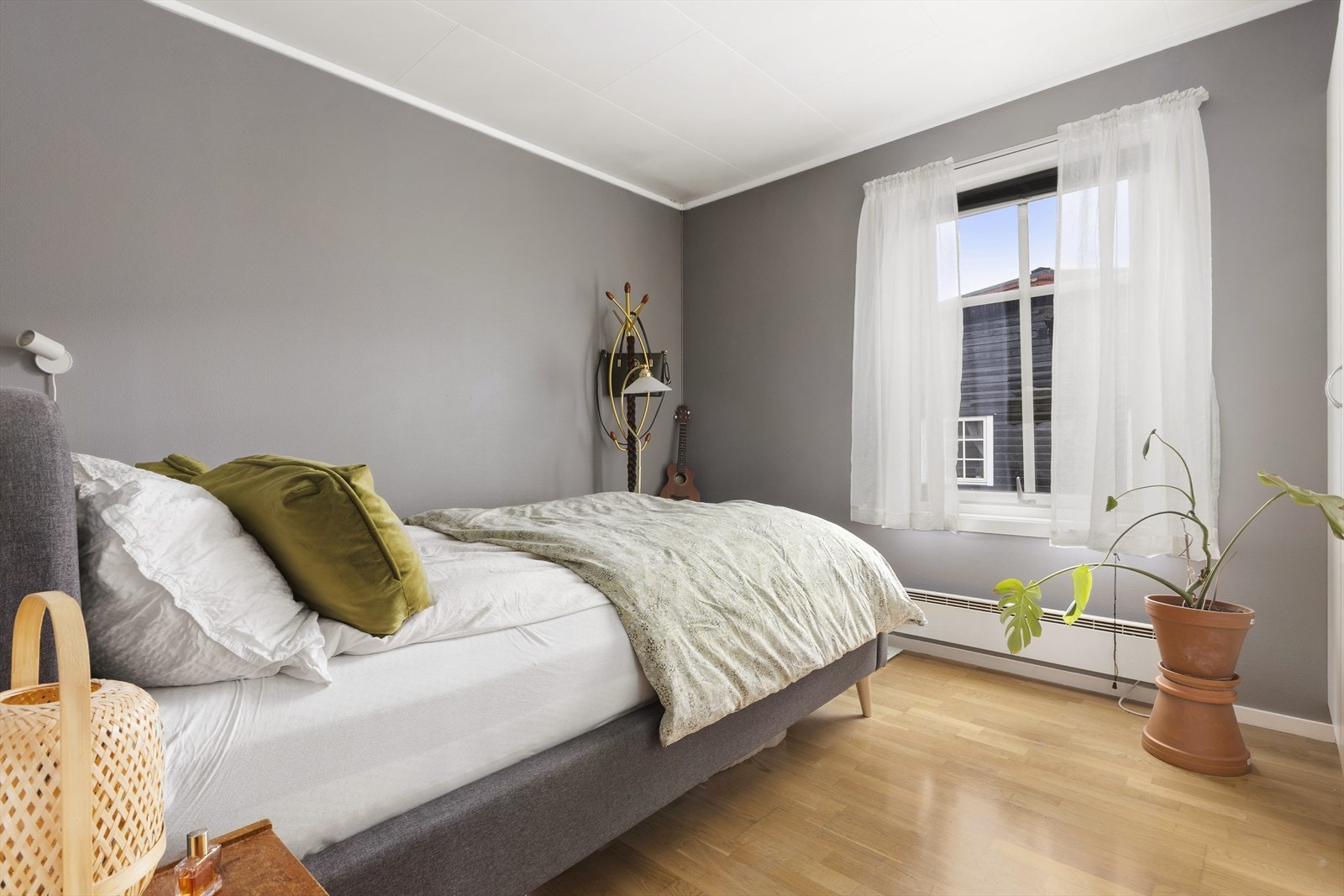 Leiligheten har ett soverom, og dette er av god størrelse. Vinduet er nylig byttet i regi av borettslaget. Galleribilde