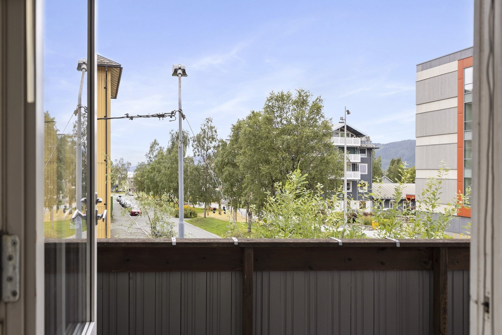 Det er få minutters gange til selve sentrumskjernen. Leiligheten er også et perfekt utgangspunkt dersom du ønsker nærhet til barnehager, skoler, Nord Universitet eller kollektivtilbud som buss- og togforbindelse. Galleribilde