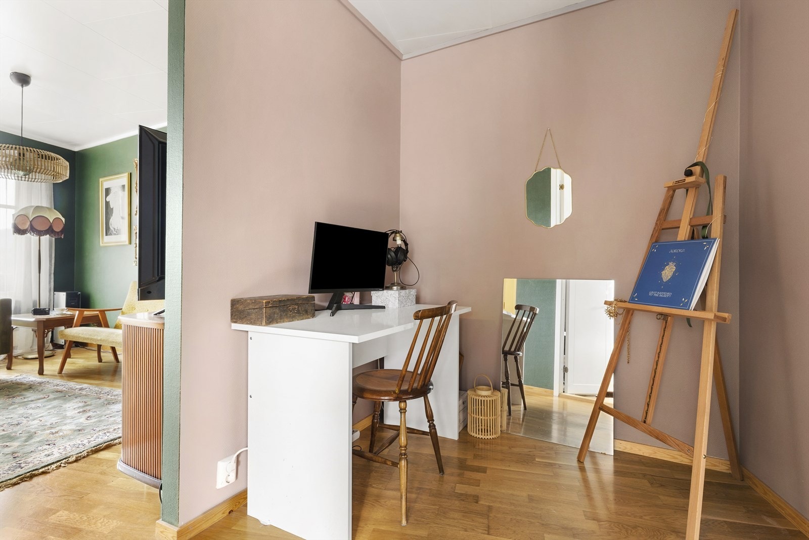 Praktisk "huk" mellom yttergang og stue som kan benyttes til så mangt - hobbyhjørne, hjemmekontor eller kanskje er det walk-in-closet du har behov for? Galleribilde