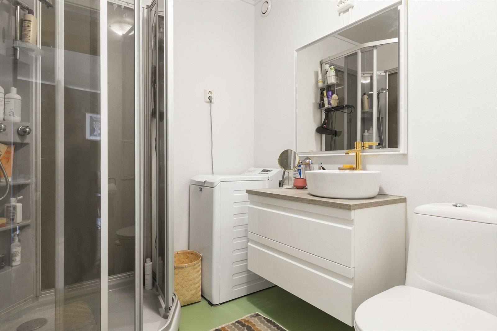 Bad med plass til vaskemaskin. Rommet har gulvvarme. Galleribilde