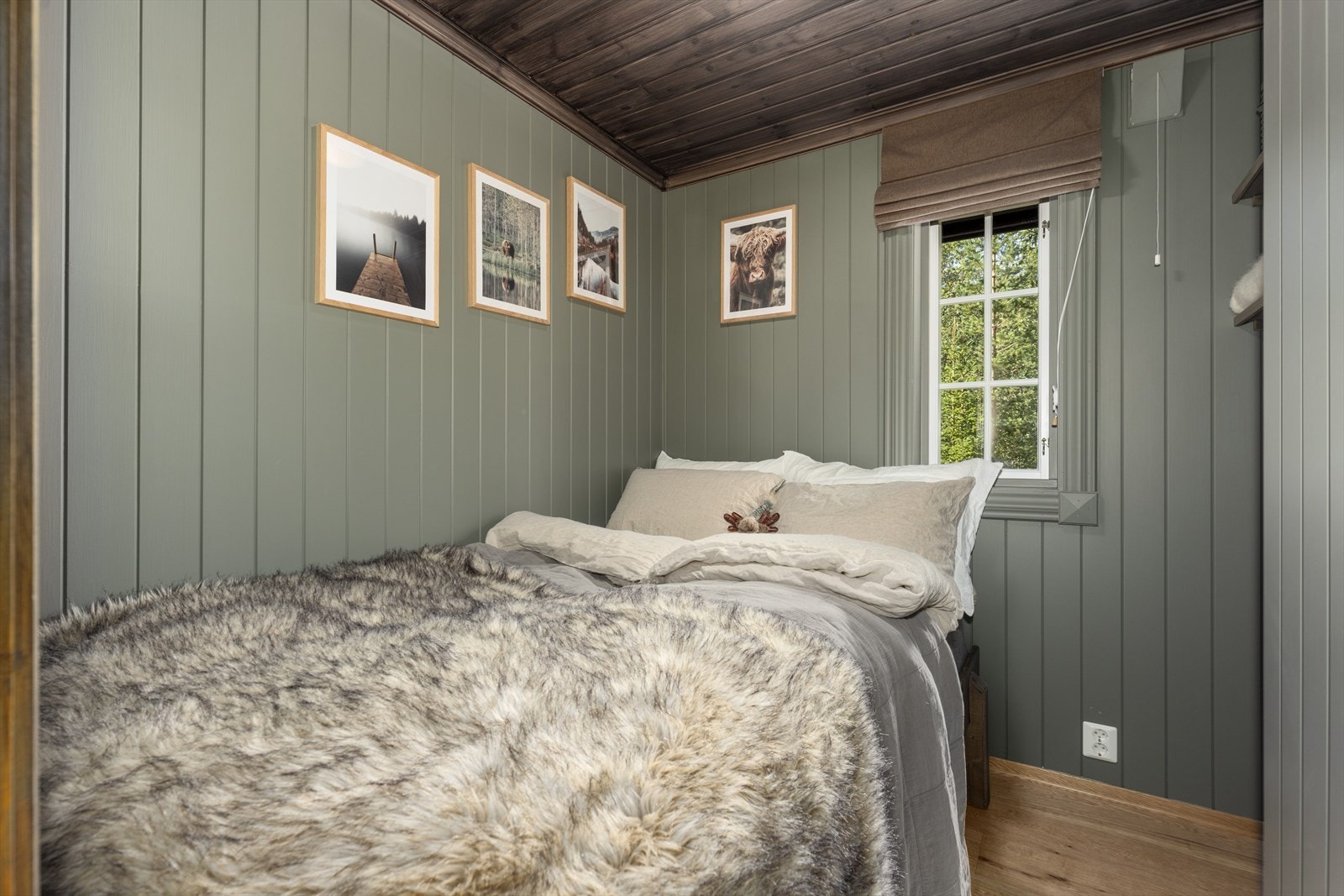 På to av soverommene er det plassbygget dobbeltseng, og et har plassbygget køyeseng. Flere av soverommene har hyller og garderobeløsninger. Galleribilde