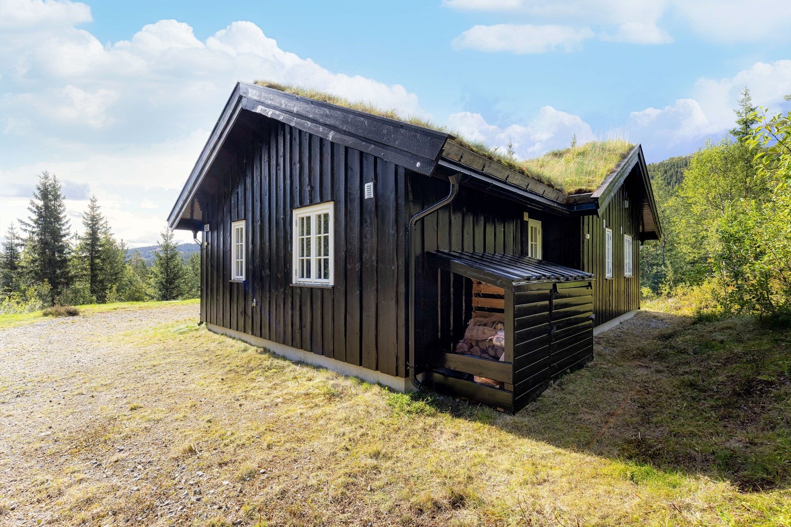 Det er etablert vedskjul bak hytta. I tillegg er det oppbevaringsplass i bod ved inngangspartiet. Galleribilde