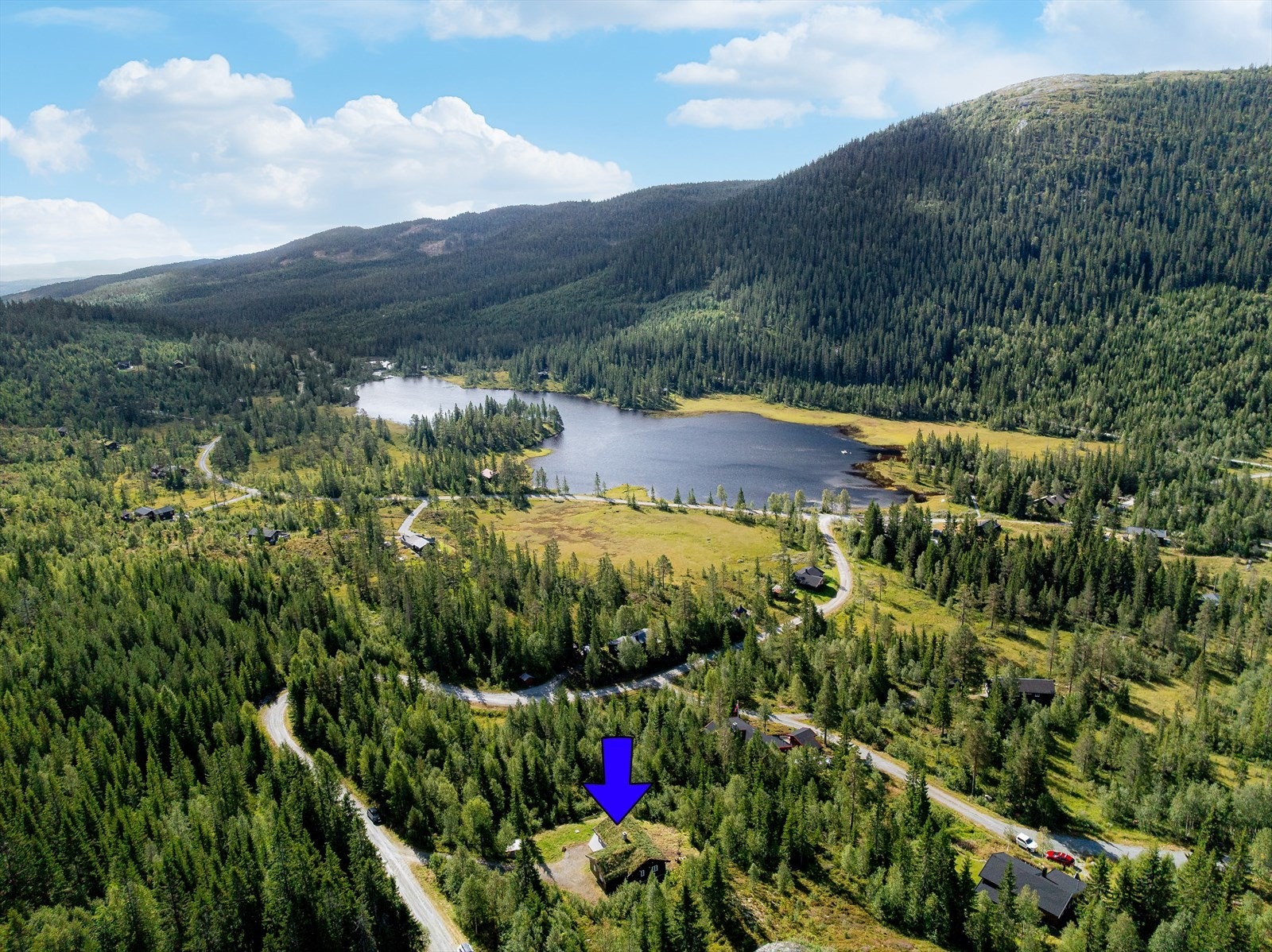 Hytta er en del av Tjønnstul hyttefelt og ligger sydvest-vendt med gode solforhold ca. 750 m.o.h. Galleribilde