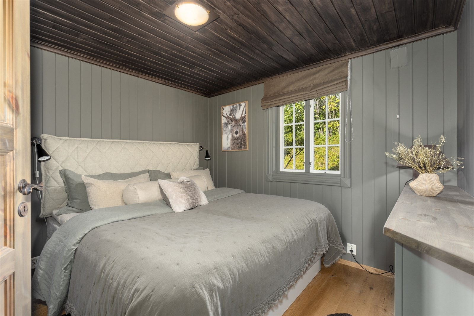 Hytta har tilsammen 4 soverom, alle med parkettgulv og lune, harmoniske fargetoner. Galleribilde