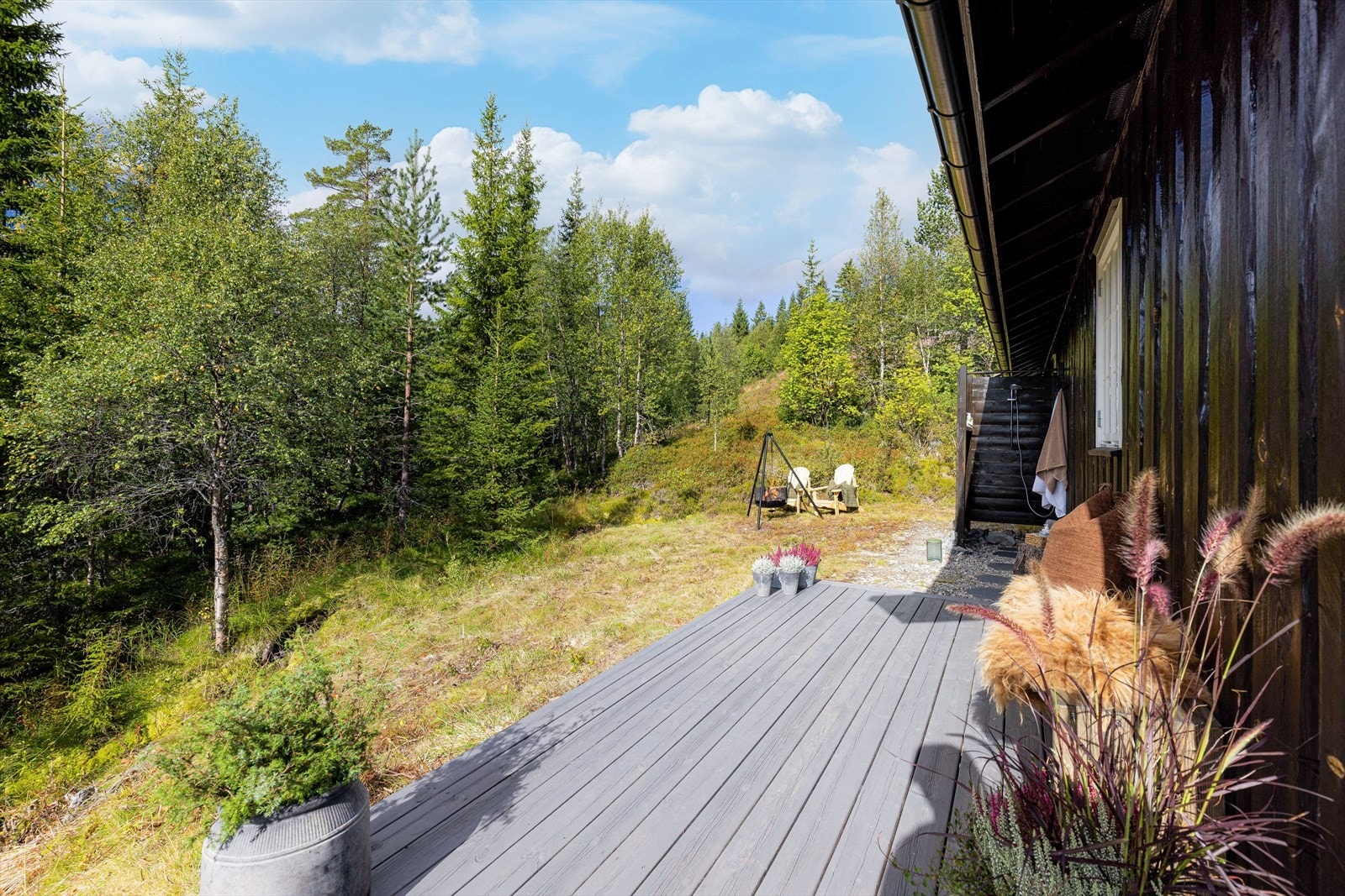 På langveggen mot vest er det etablert utedusj med levegg i 2023, med både varmt og kaldt vann og frostsikker utekran. Galleribilde