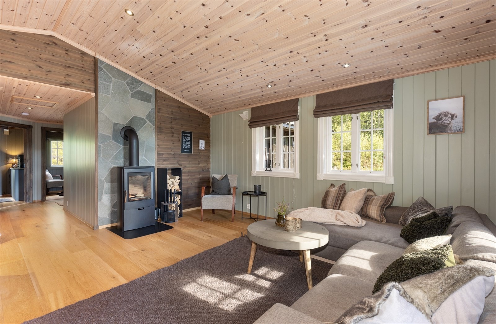 Hytta har meget god planløsning med alt på et plan, og overflater som gir rommene et lunt og levende uttrykk med et varmt preg. Galleribilde