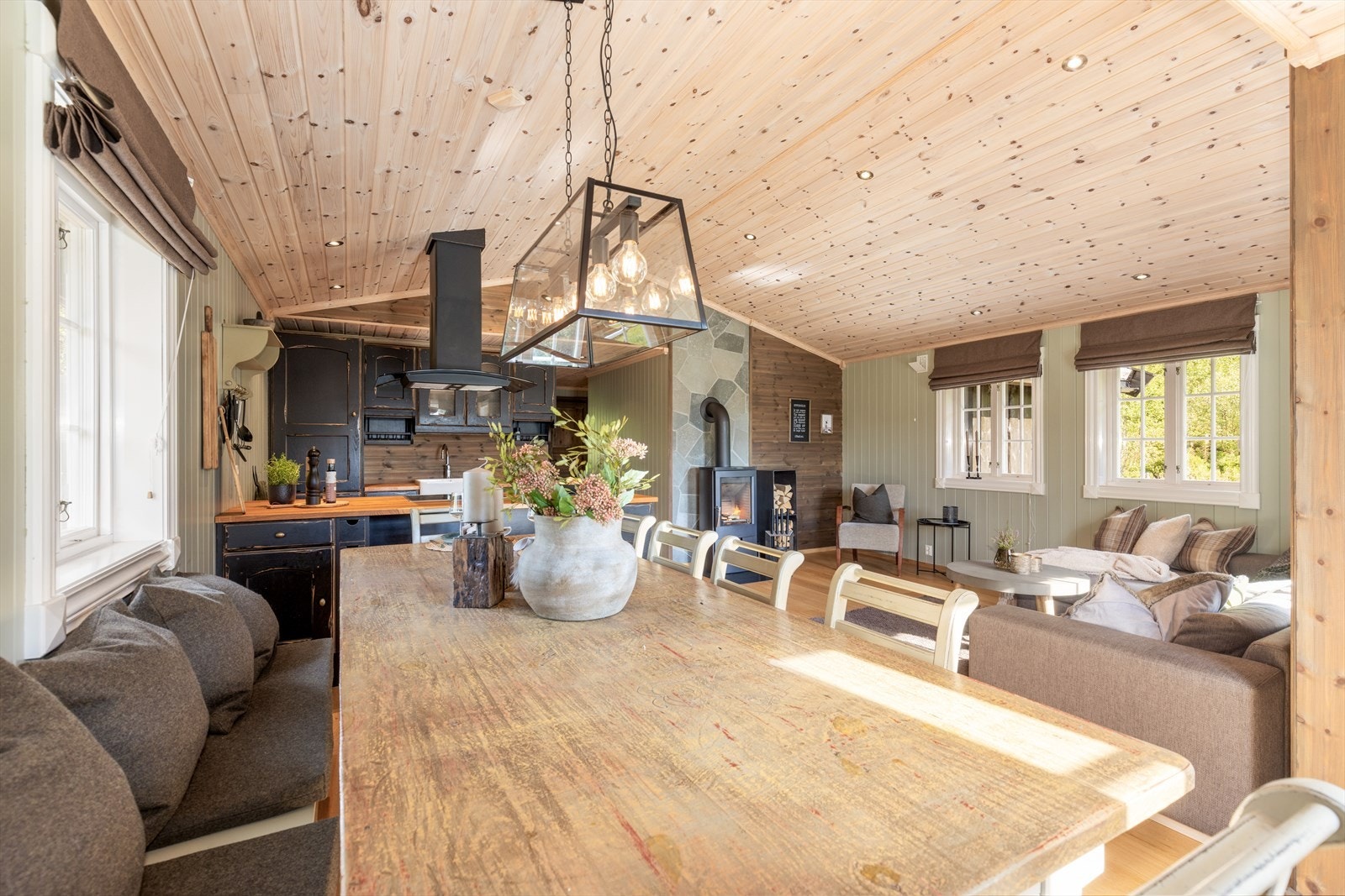 Lun og varm fritidsbolig i Tuddal fra 2010 som gir den gode hyttefølelsen! Galleribilde