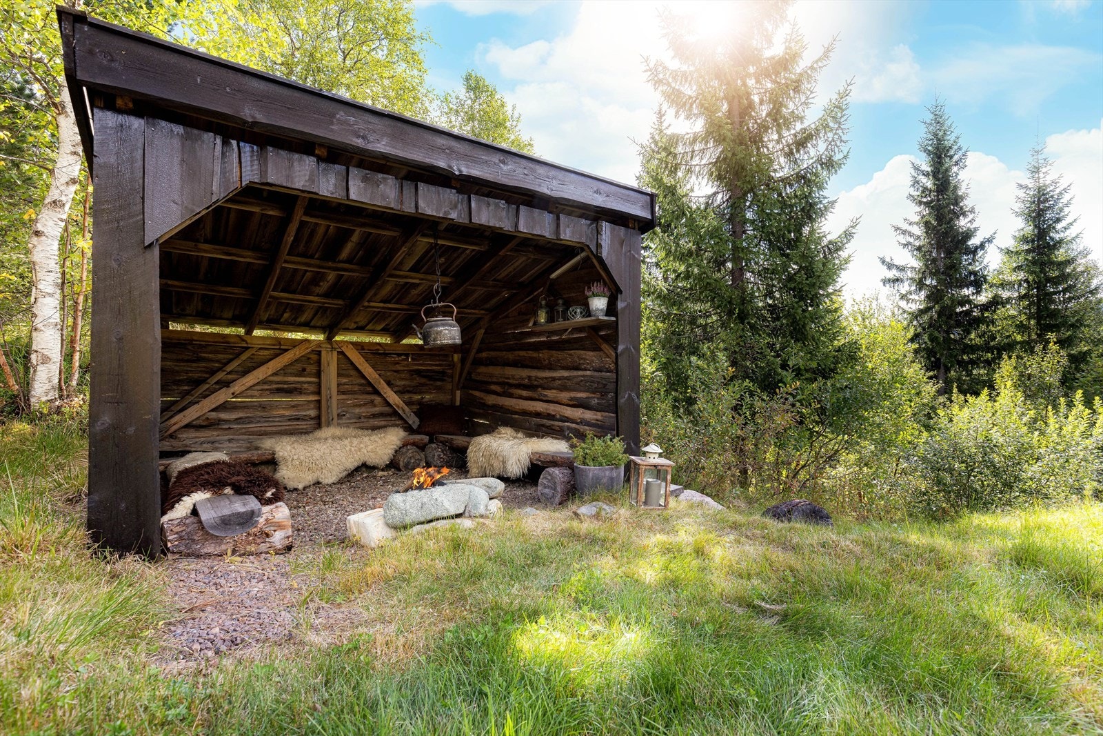 Det er også oppført en koselig gapahuk på eiendommen som er innredet med benker langs veggene og en liten bålplass. Galleribilde