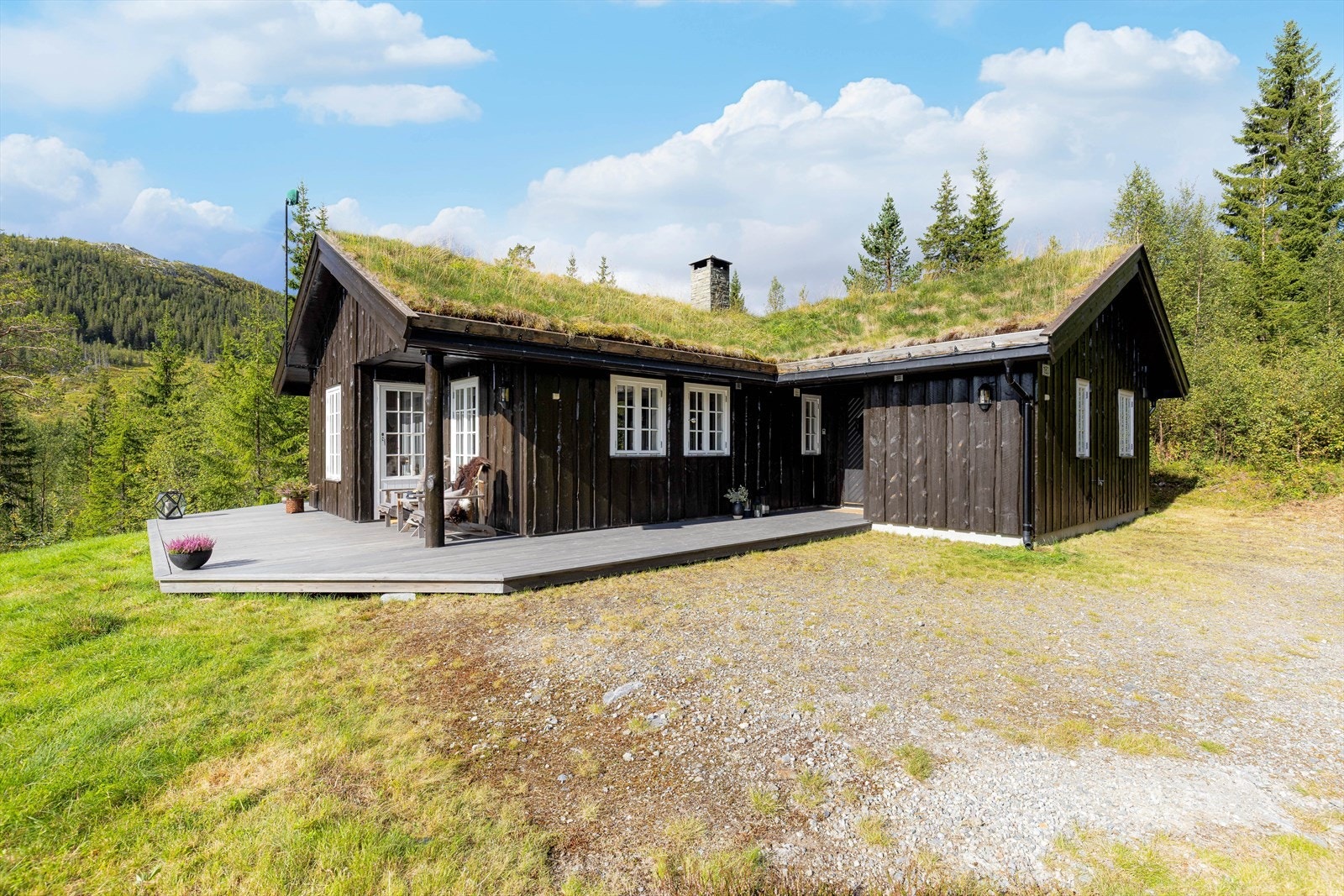 Hytta ligger usjenert til i et fredelig hyttefelt, med stor, åpen tomt hvor det er romslige terrasseområder, koselig gapahuk og grillplass. Galleribilde