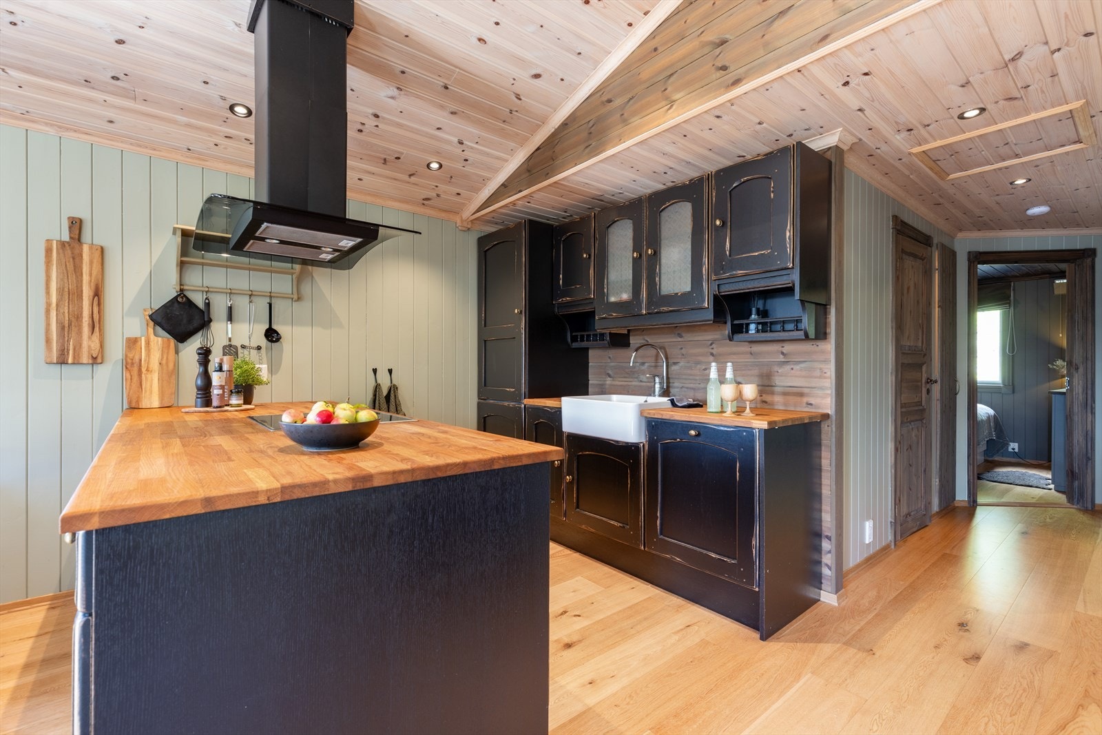 Det er også gode arbeidsflater på benkeplater av heltre eik, med nedfelt, dyp porselenskum. Galleribilde