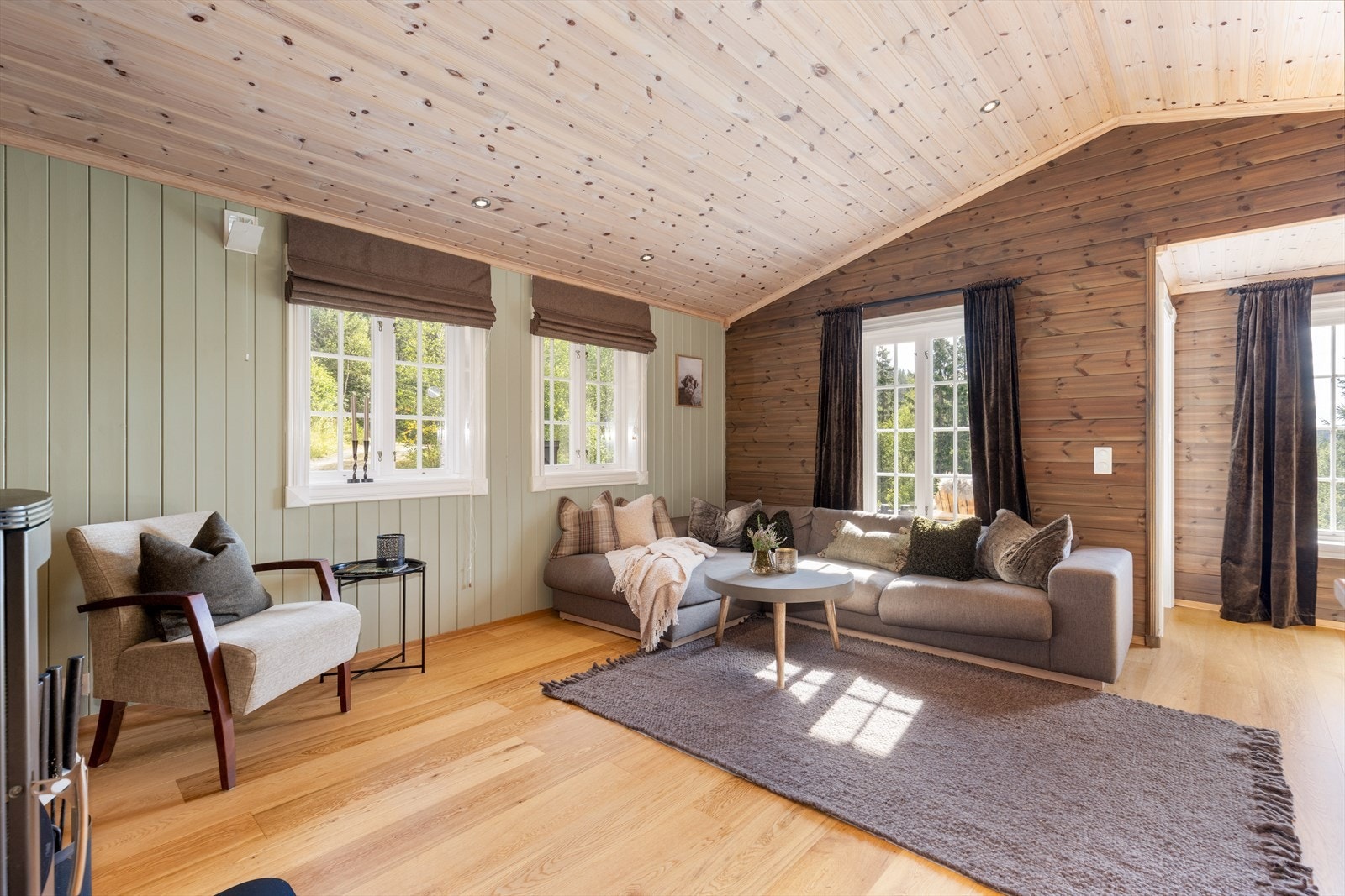 Vindusflater på alle veggene sørger for rikelig med dagslys og den gode takhøyden gir en luftig følelse. Galleribilde