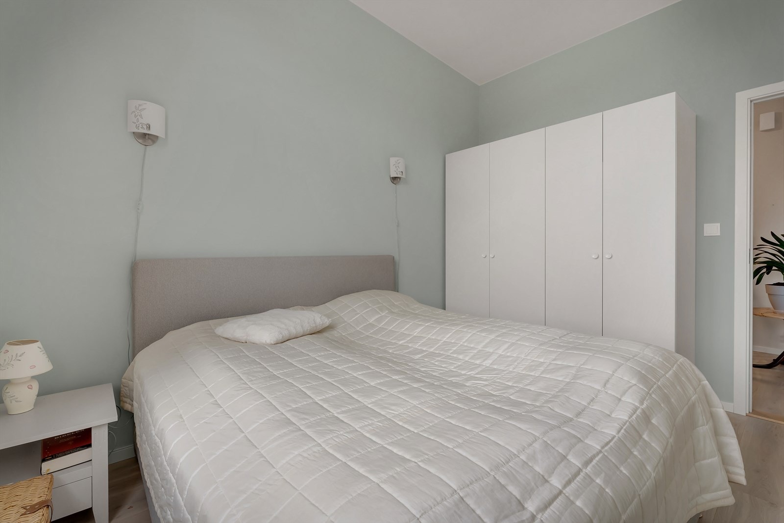 Soverom med god skapplass Galleribilde