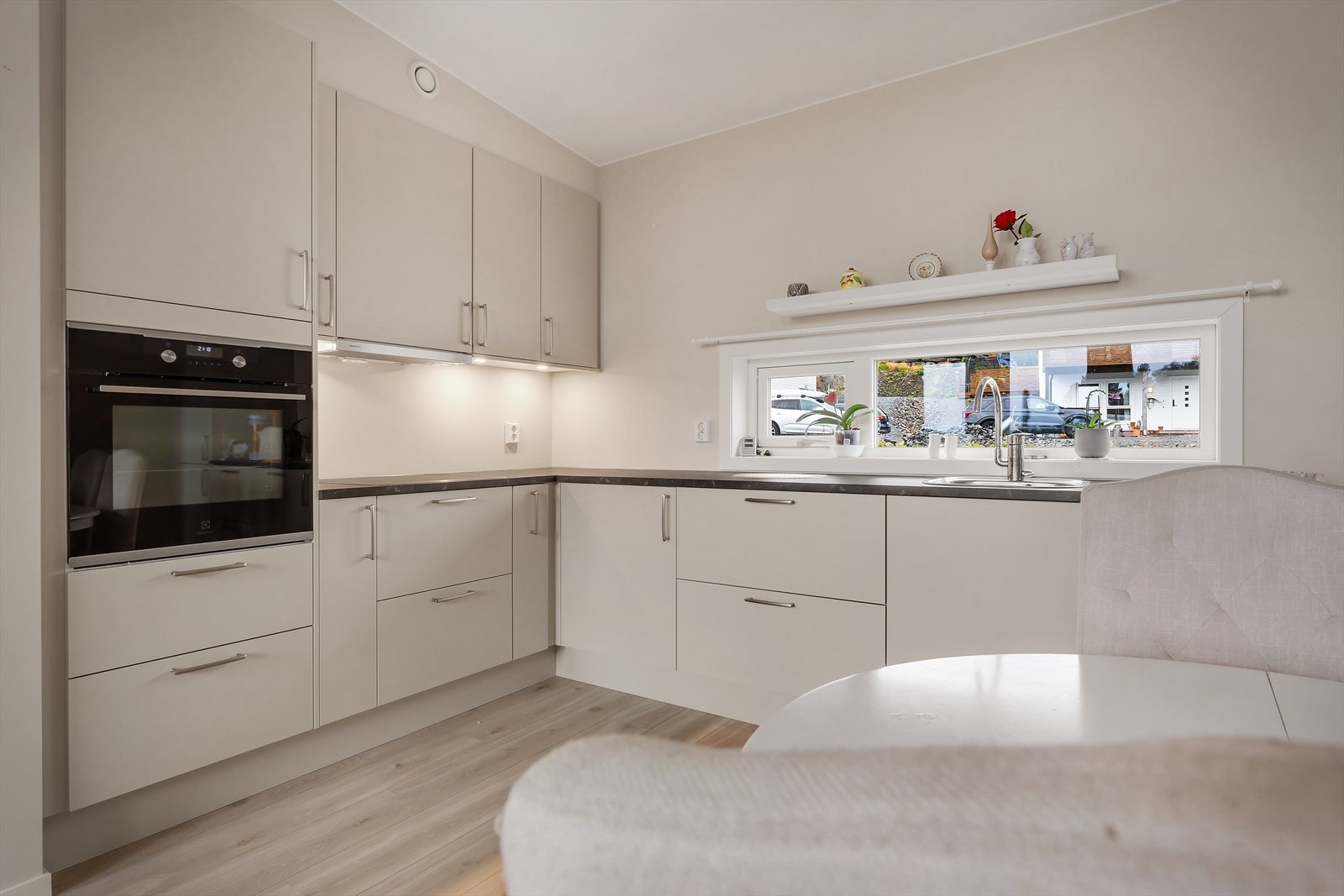 Flott hvit kjøkkeninnredning Galleribilde