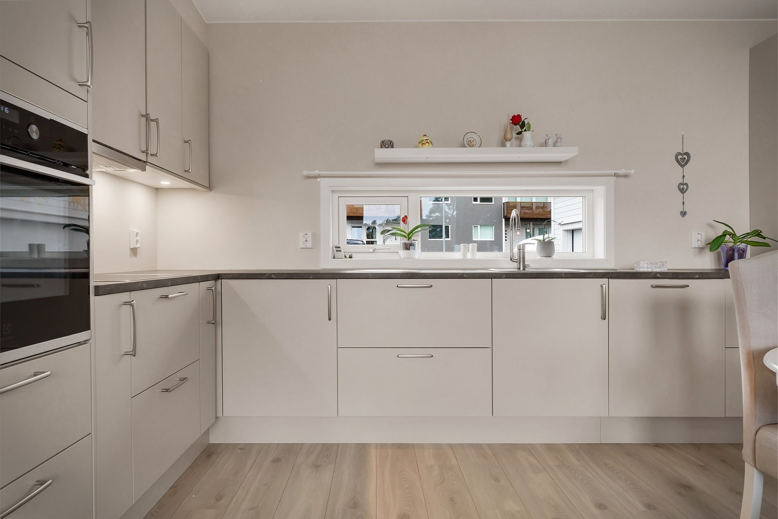 Det er innebygde hvitevarer på kjøkkenet Galleribilde