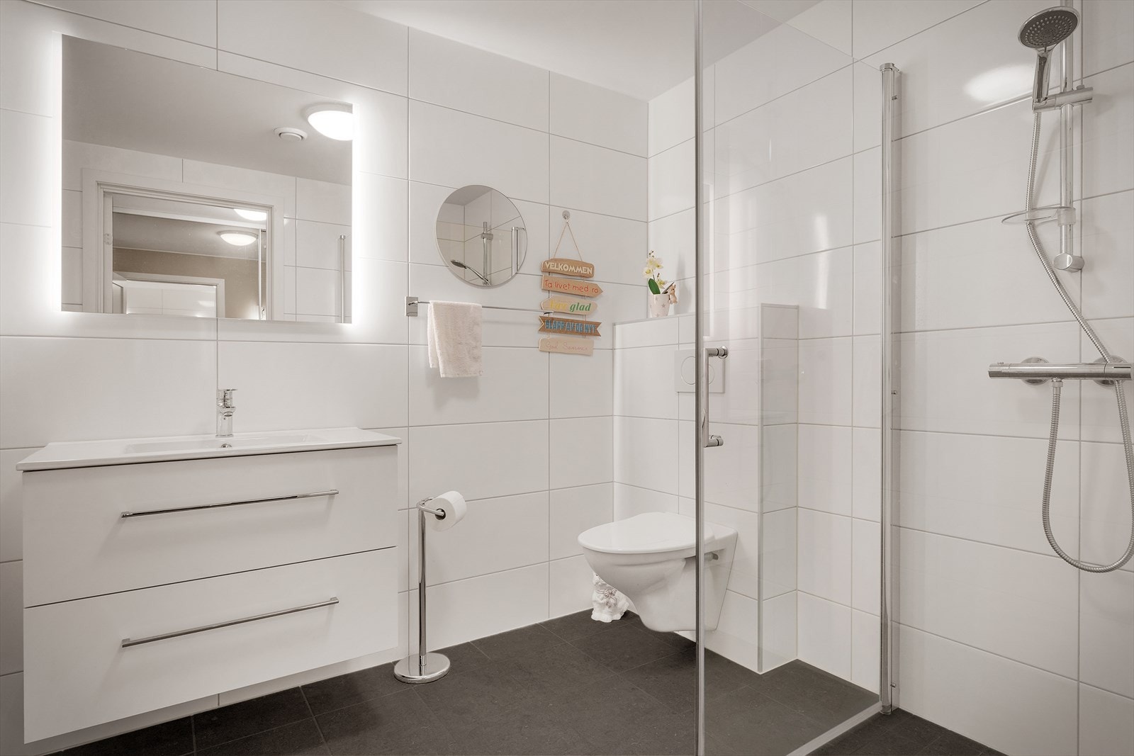 Pent flisbelagt bad Galleribilde