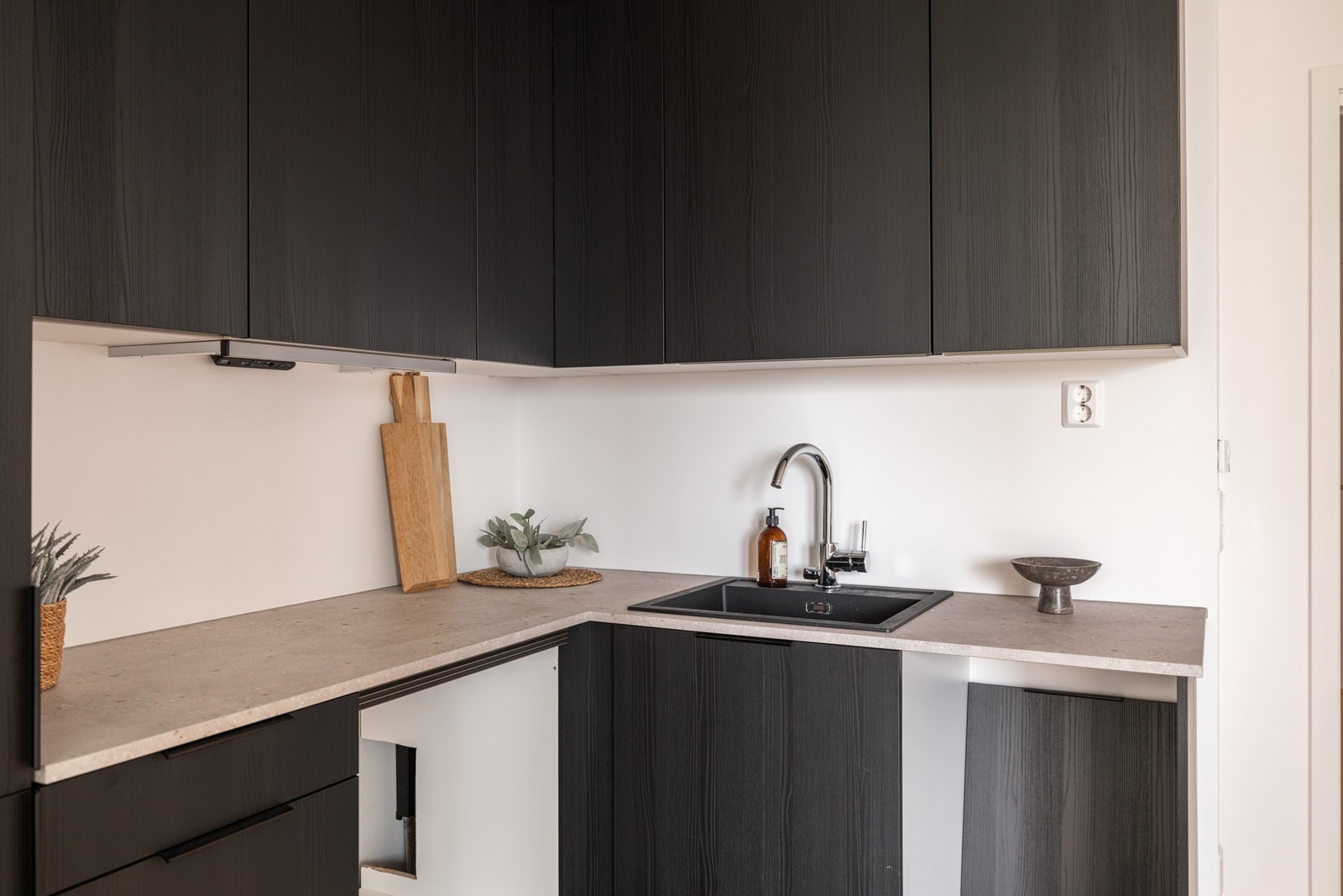 Det er godt med skap- og benkeplass. Galleribilde