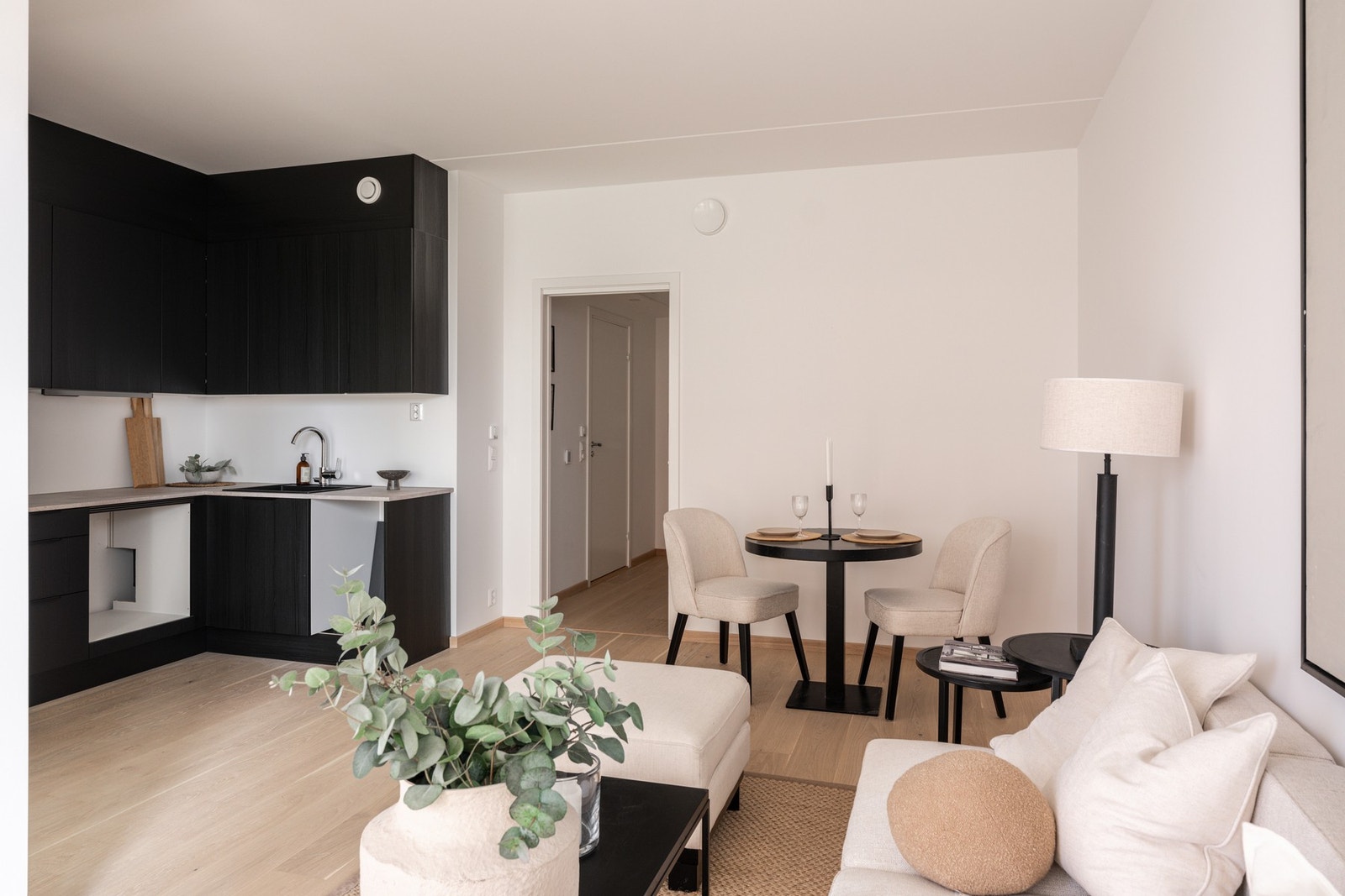 Meget god soneinndeling med god plass til sofaseksjon og spisegruppe. Galleribilde