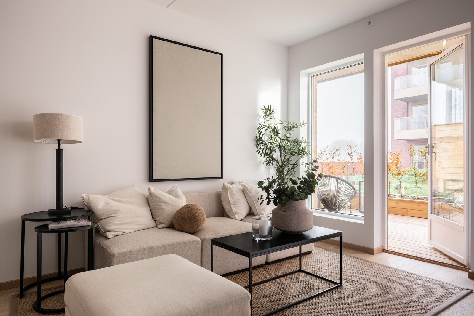 Lysmalte overflater og store vinduer sørger for et lyst hjem året rundt. Galleribilde