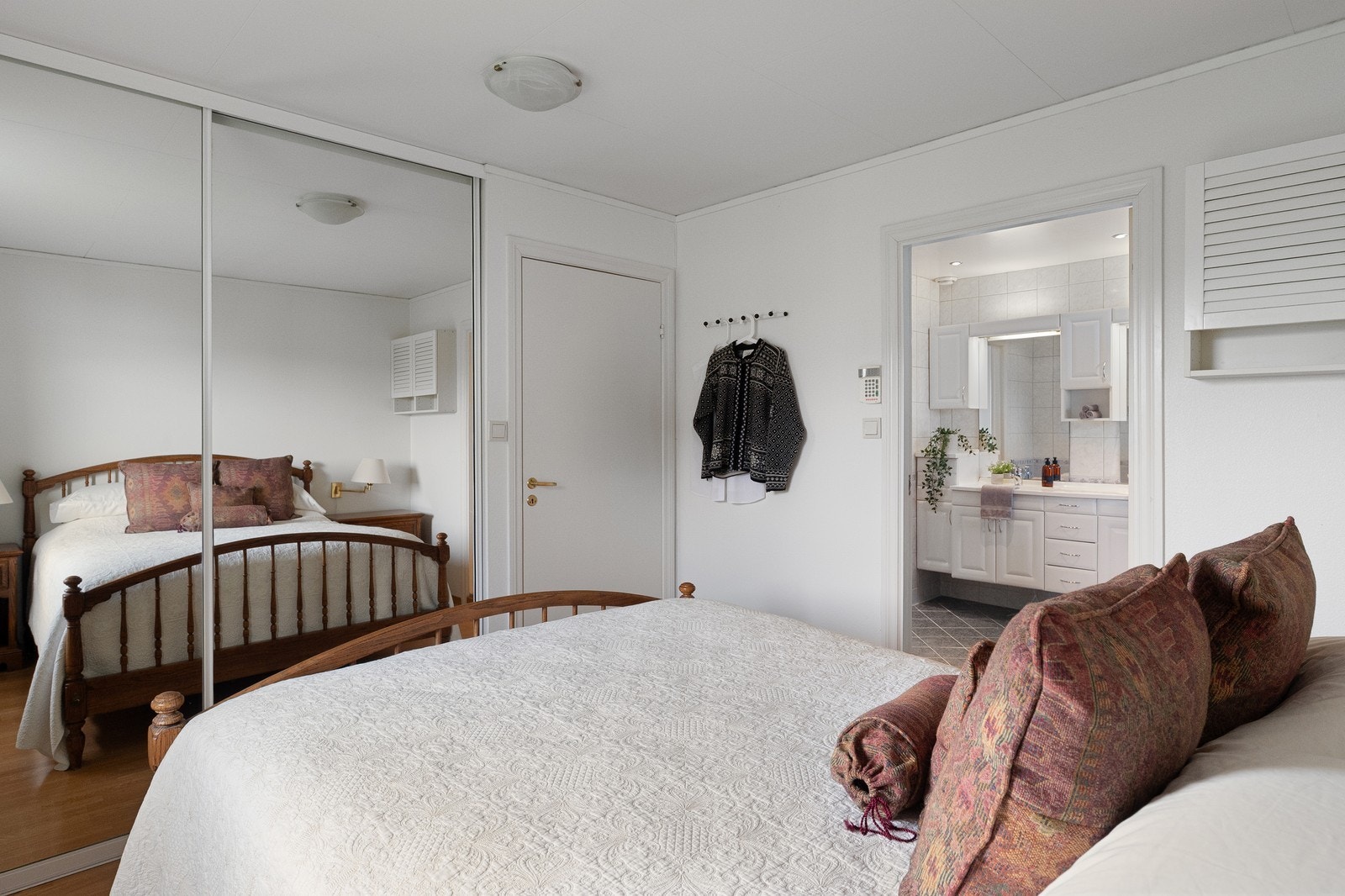 Hovedsoverom med inngang til baderom. Galleribilde