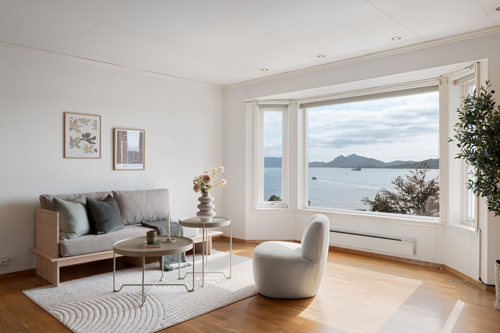 Stue av romslig størrelse med stort vindu som inviterer naturlig lys inn. Galleribilde