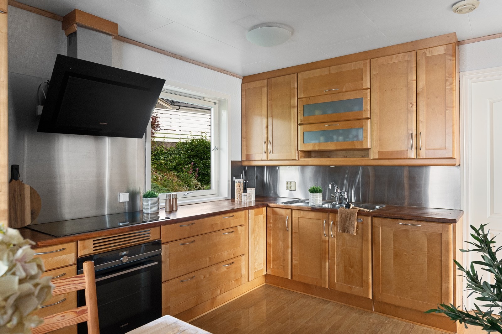 Kjøkken med god skapplass. Galleribilde