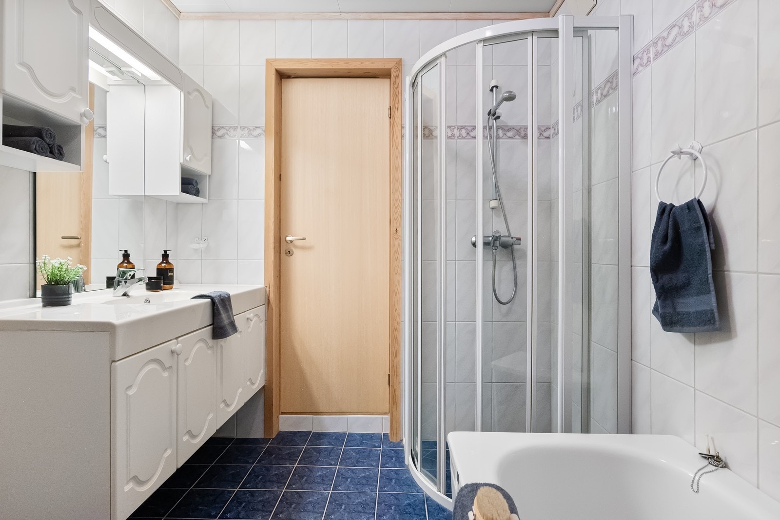 Helfliset baderom i første etasje. Galleribilde