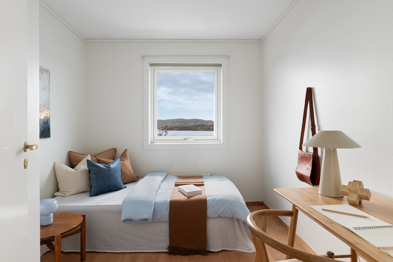 Soverom med fin utsikt mot sjøen. Galleribilde