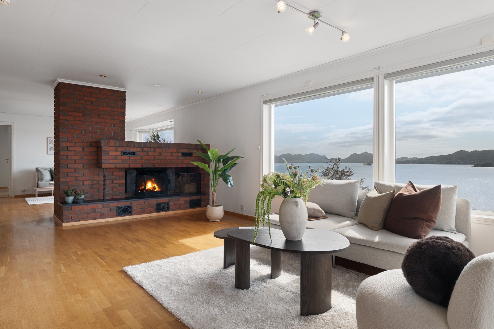 Romslig stue med peis som varmer godt opp. Galleribilde