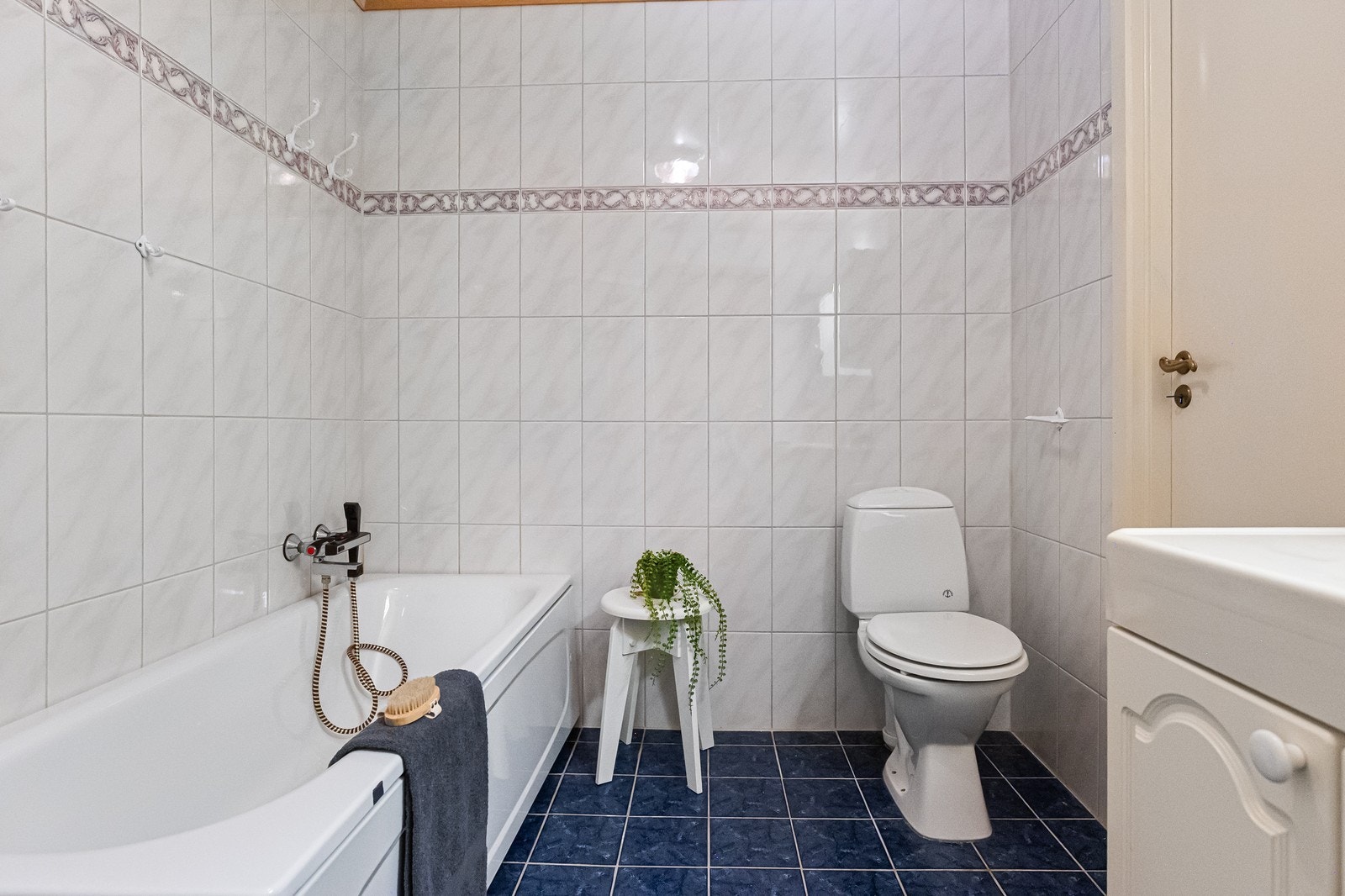 Baderom utstyrt med badekar. Galleribilde