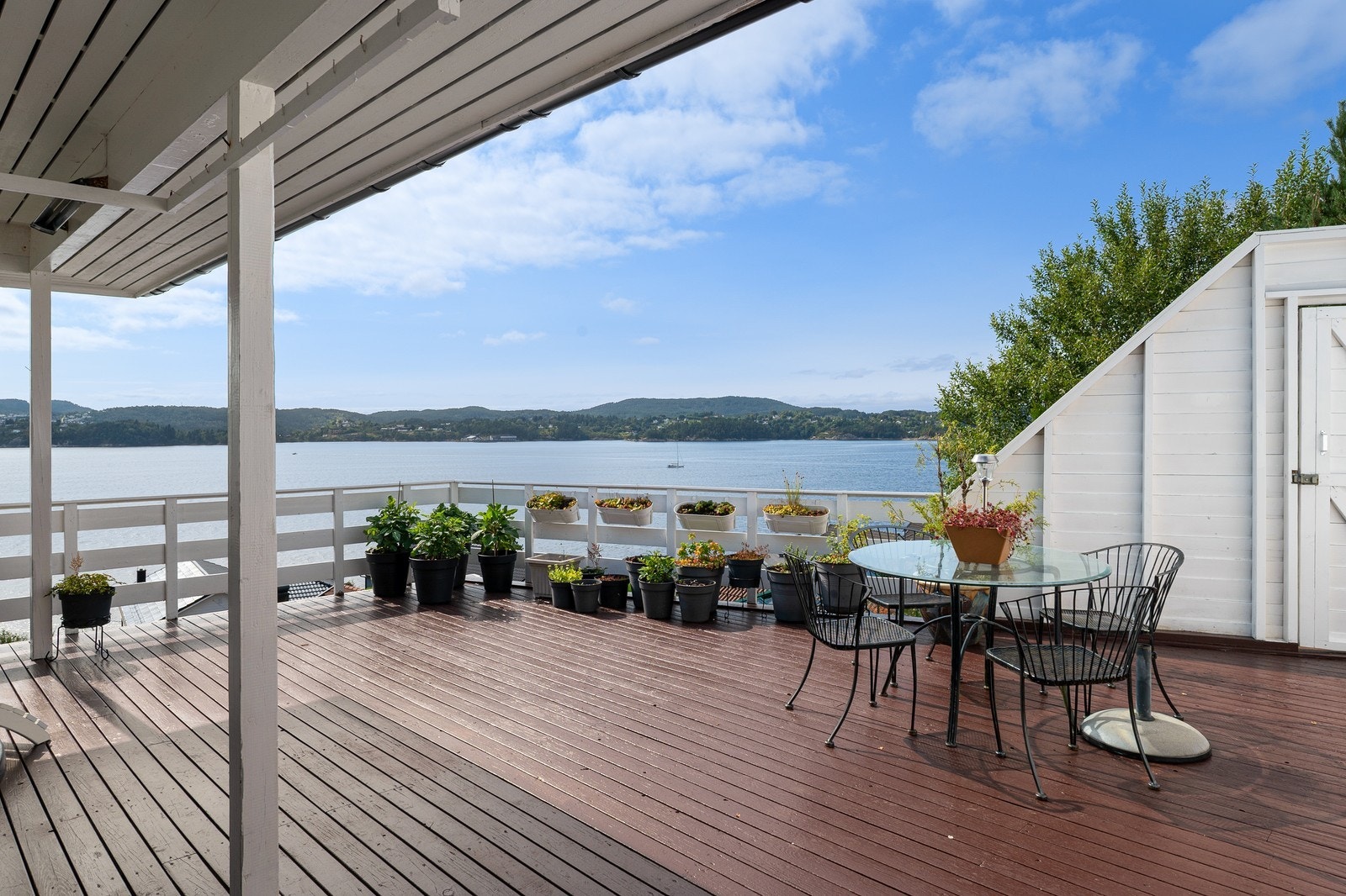 Terrasse av god størrelse med fin utsikt. Galleribilde