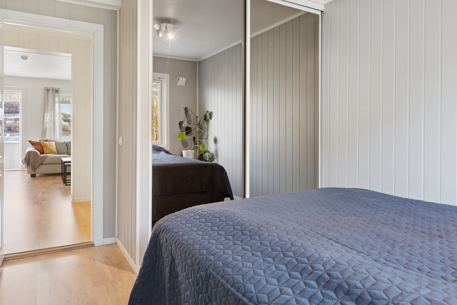 Skyvedørsgarderobe er praktisk og plassbesparende. Galleribilde